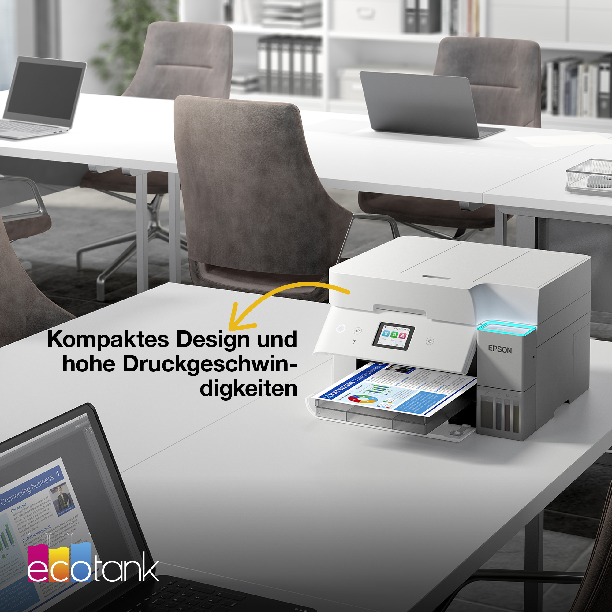 Ein weißer Epson EcoTank Drucker auf einem modernen Bürotisch mit Laptops und Stühlen im Hintergrund.