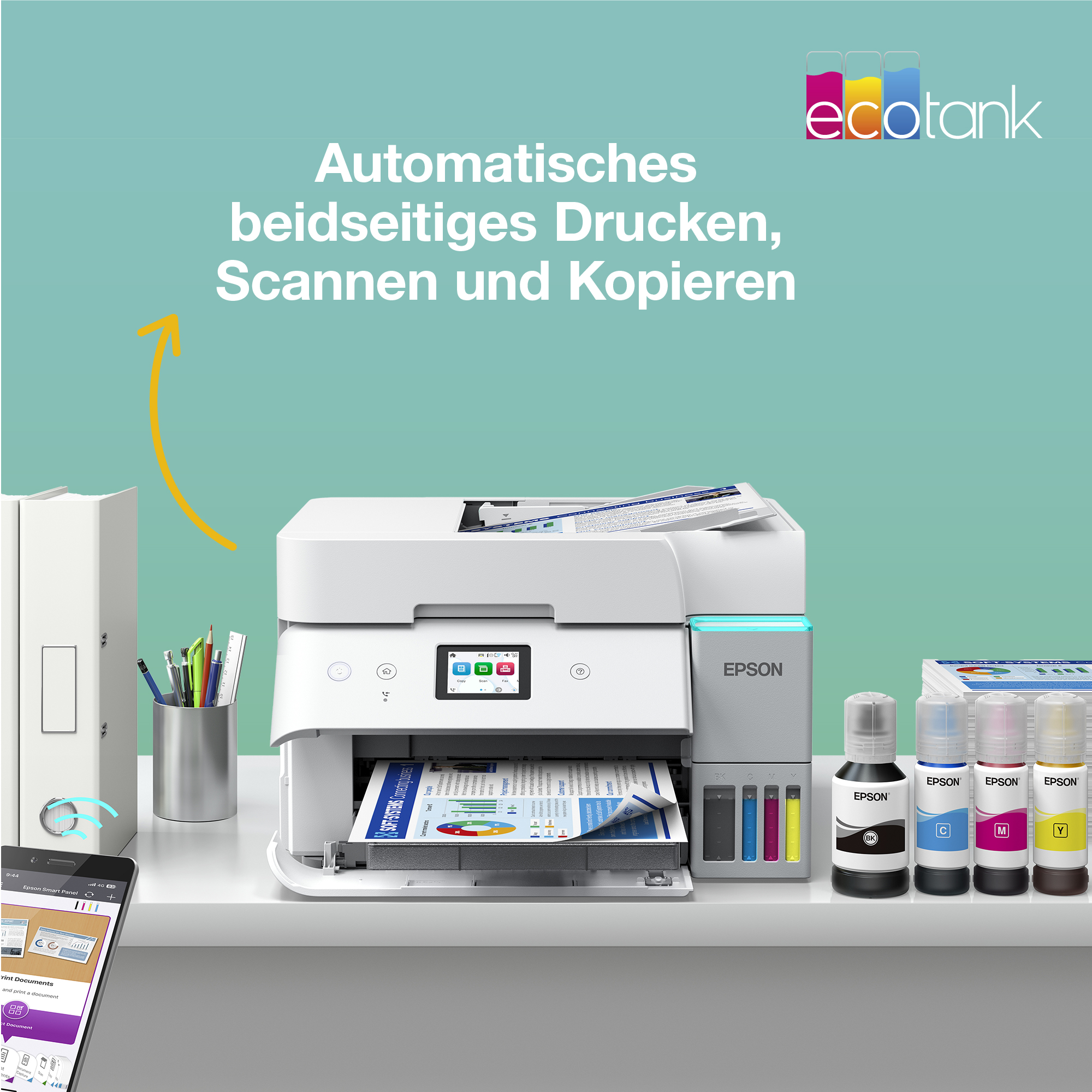 Epson EcoTank Drucker auf einem Schreibtisch mit Tintenflaschen, Ordnern und Smartphone auf türkisem Hintergrund.