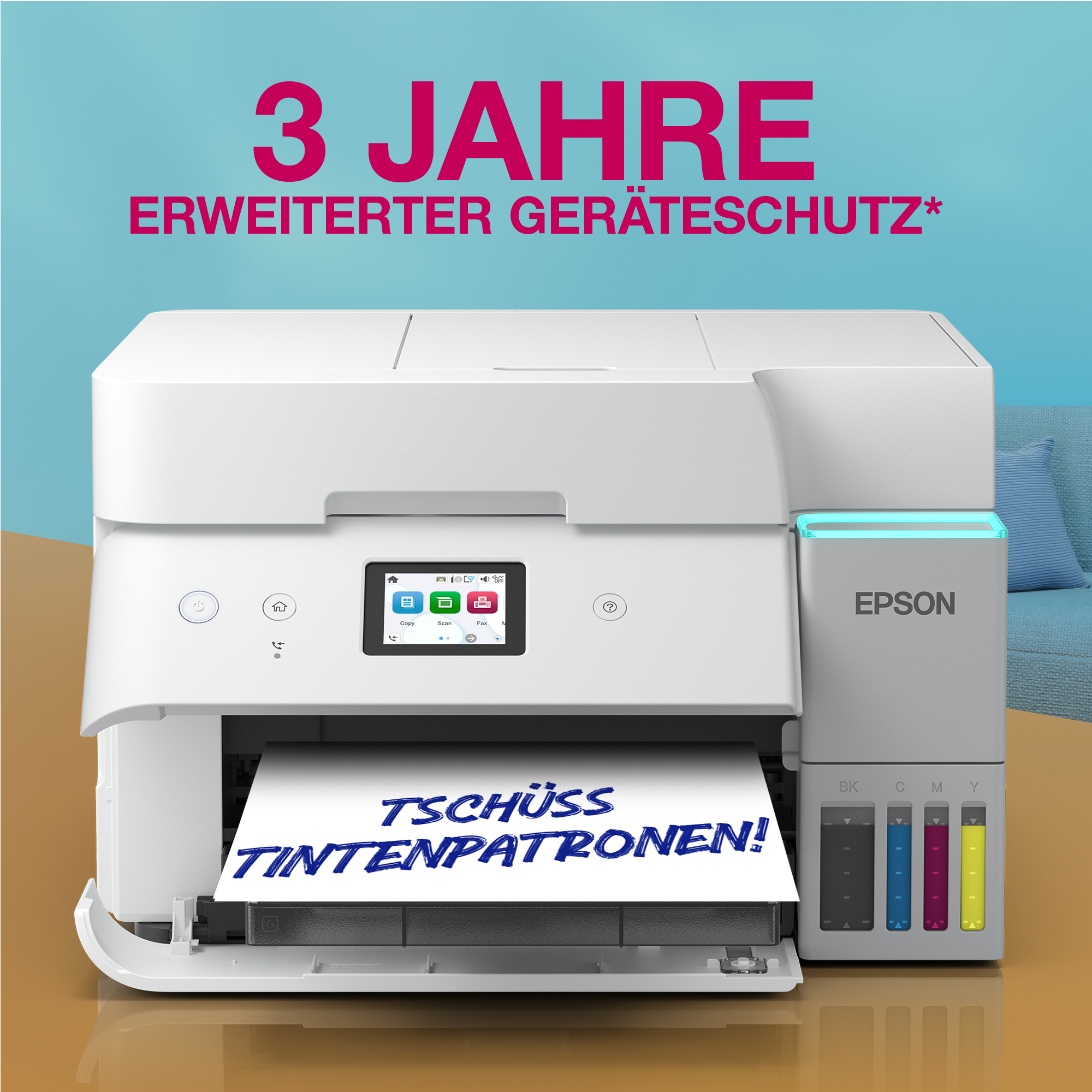 Ein weißer Epson-Drucker mit Tintentanks steht auf einem Tisch, im Hintergrund roter Text und eine blaue Wand.