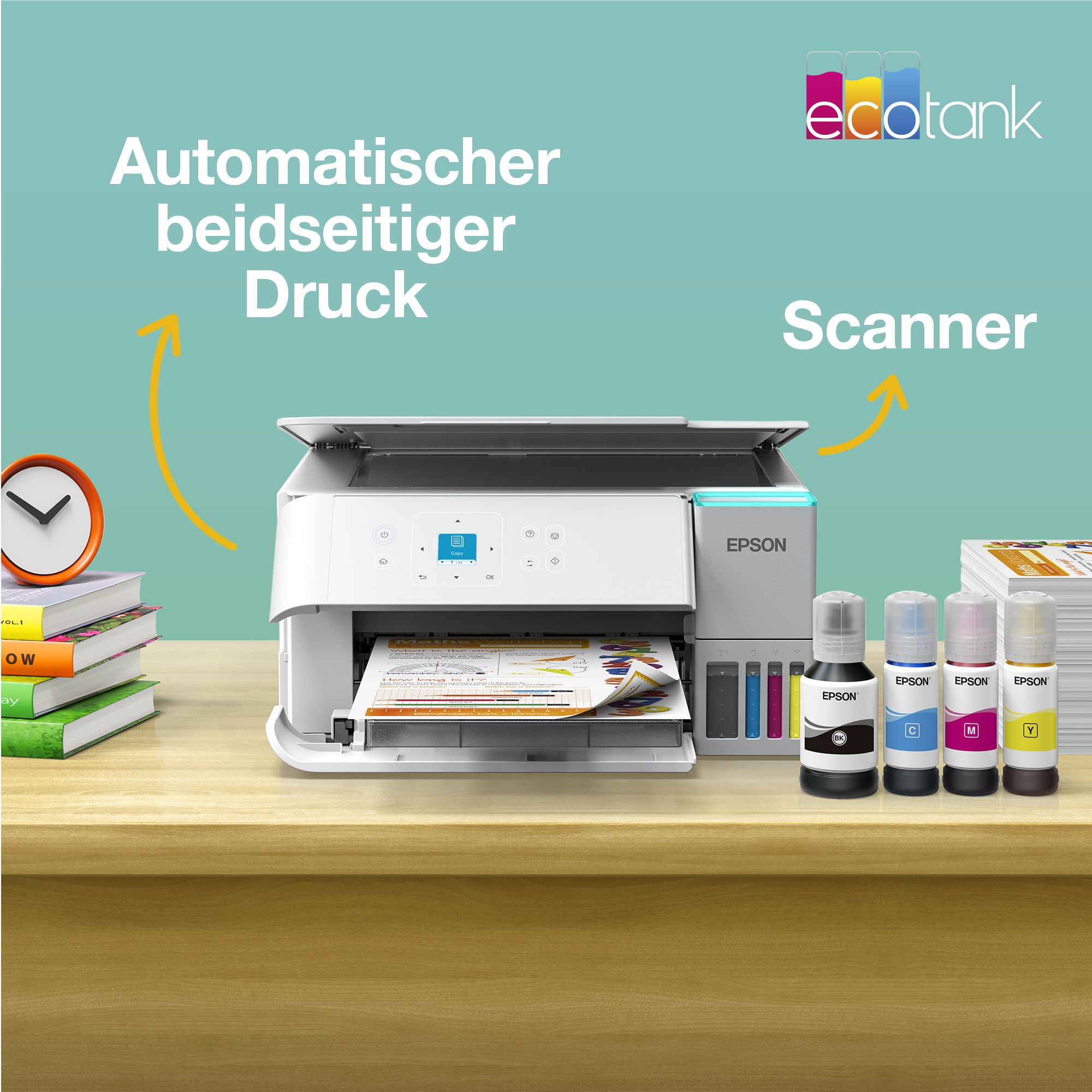 Epson EcoTank Drucker auf Holztisch mit Tintenflaschen und gestapelten Büchern vor türkiesen Hintergrund.