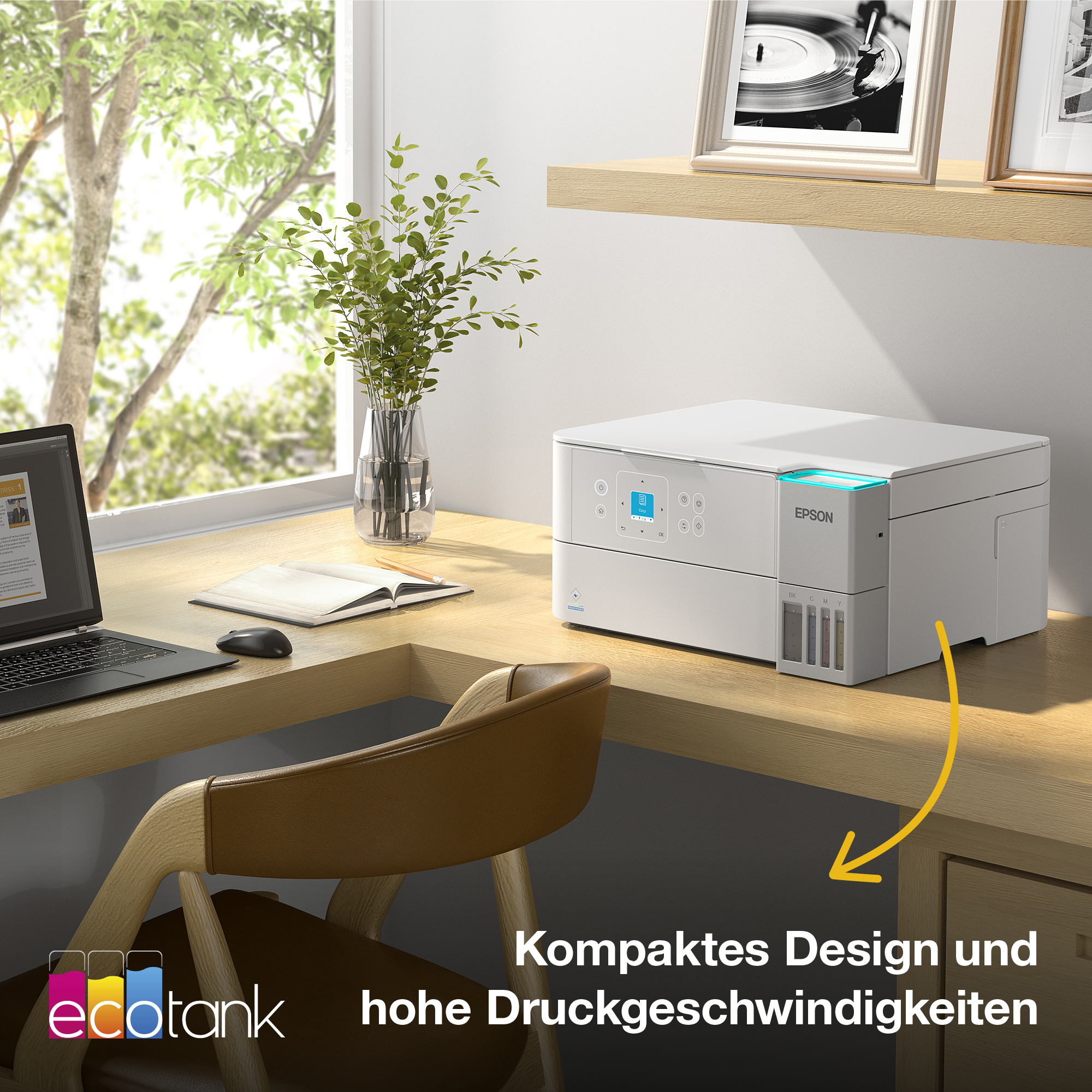 Ein weißer Epson EcoTank-Drucker steht auf einem Holztisch neben einem Laptop, Notizbuch und einer Pflanze.