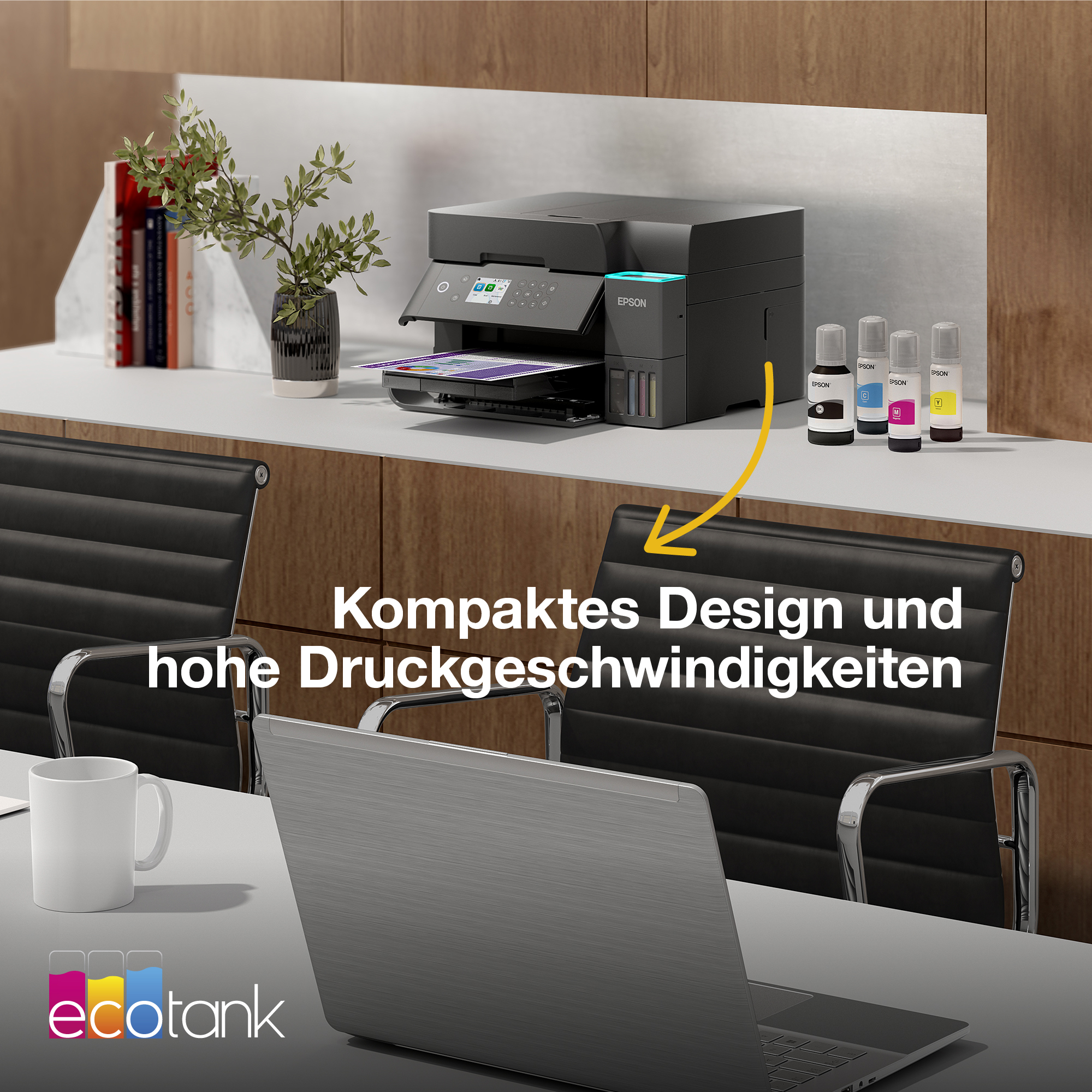 Epson EcoTank-Drucker auf einem Schreibtisch mit Laptop, Tasse, vier Tintenflaschen und deutscher Werbeinschrift.