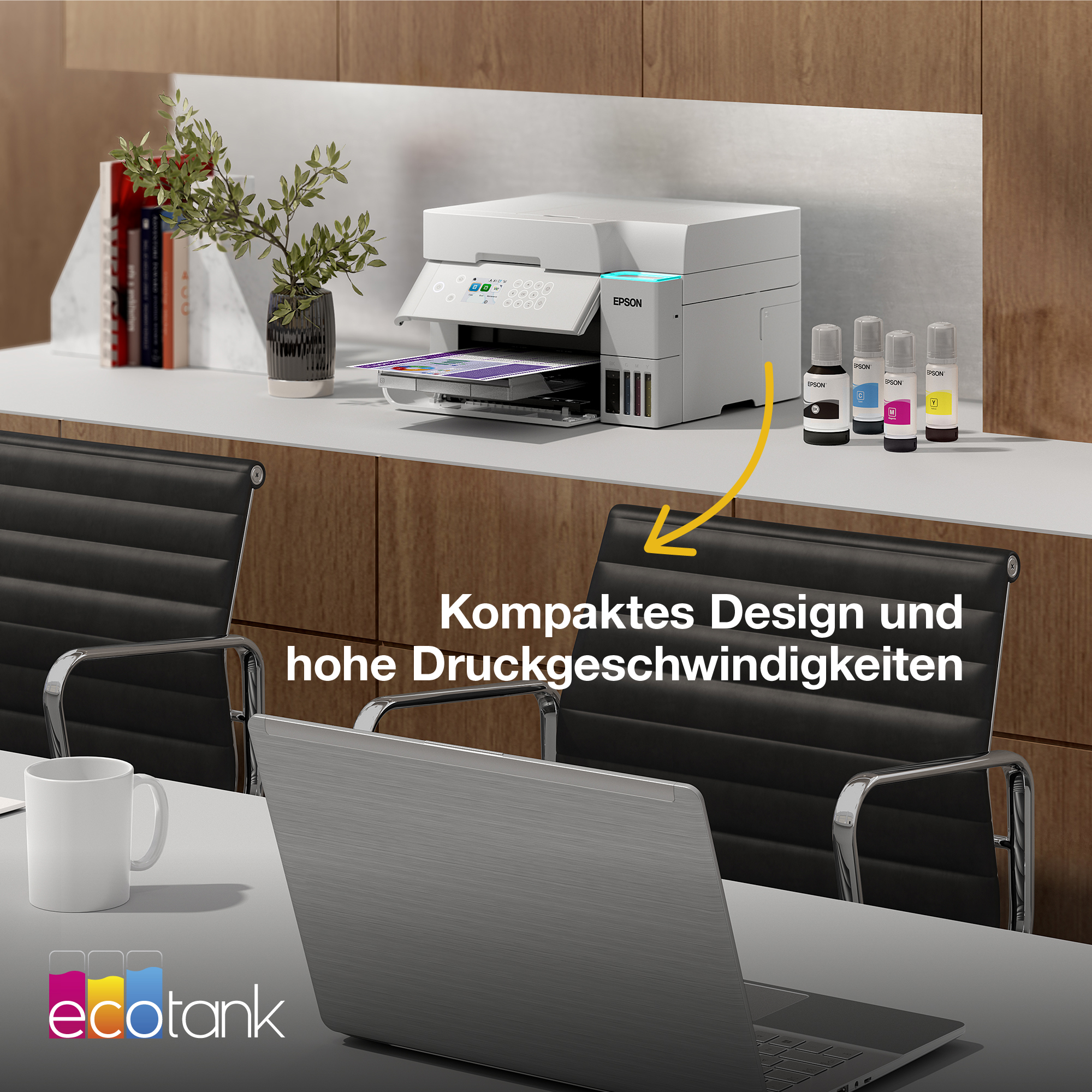 Ein Epson EcoTank Drucker auf einem Schreibtisch mit Tintenflaschen, Laptop, Stühlen und deutschem Text.