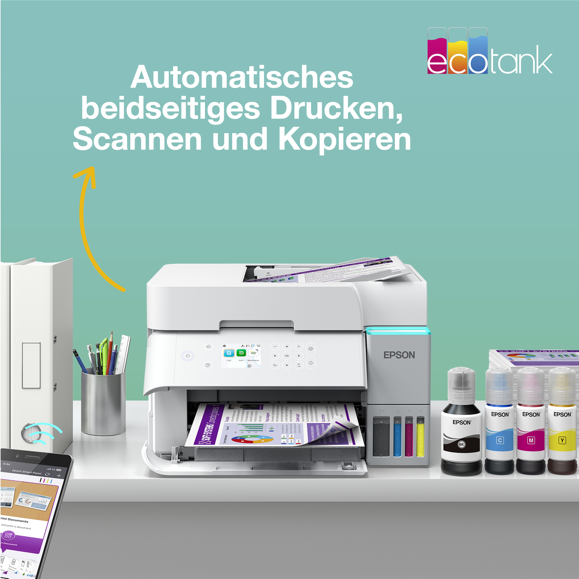 Epson EcoTank Drucker auf einem Schreibtisch mit Tintenflaschen, Papier und Smartphone.