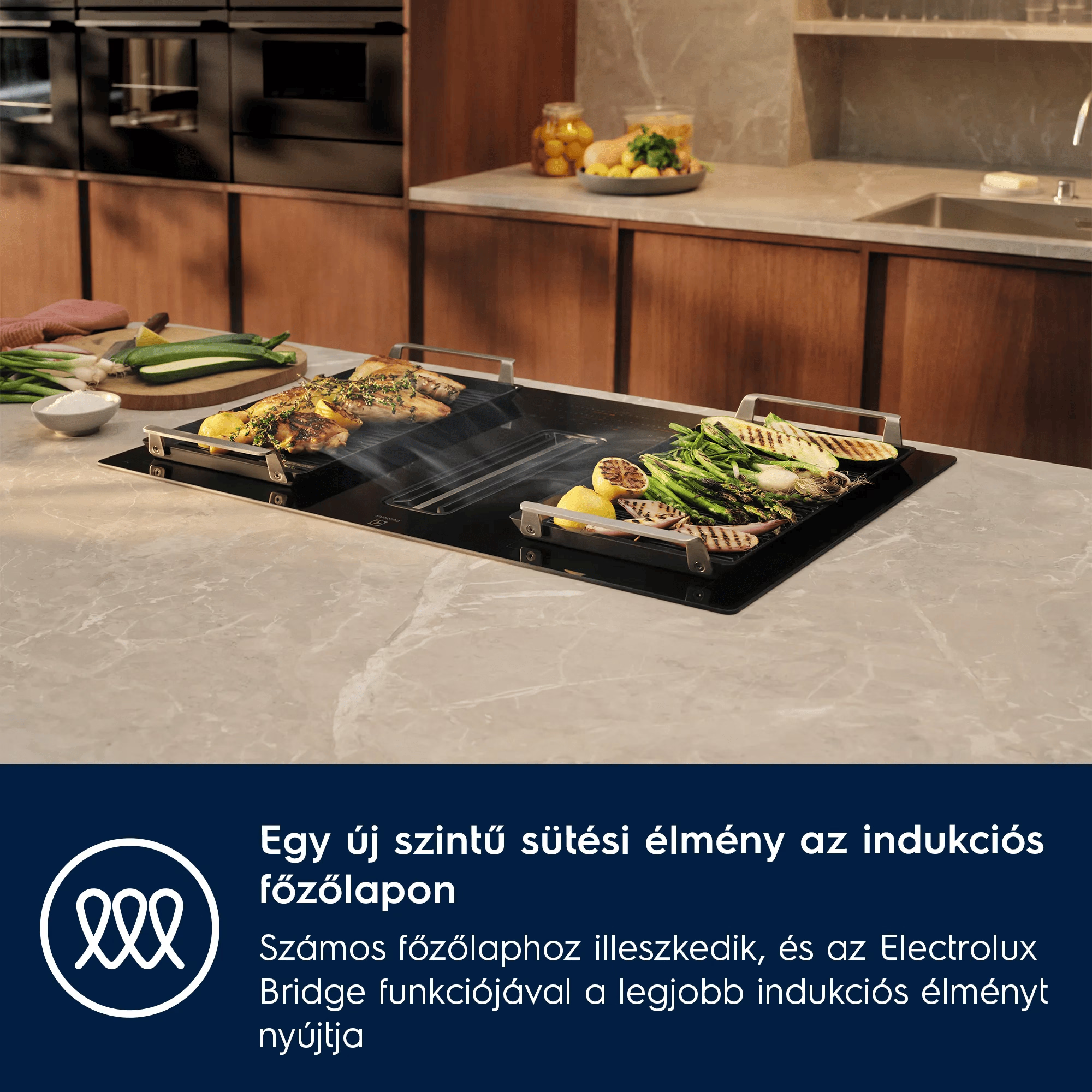 Hús és zöldség sül serpenyőkben egy modern indukciós főzőlapon egy világos fa konyhában.