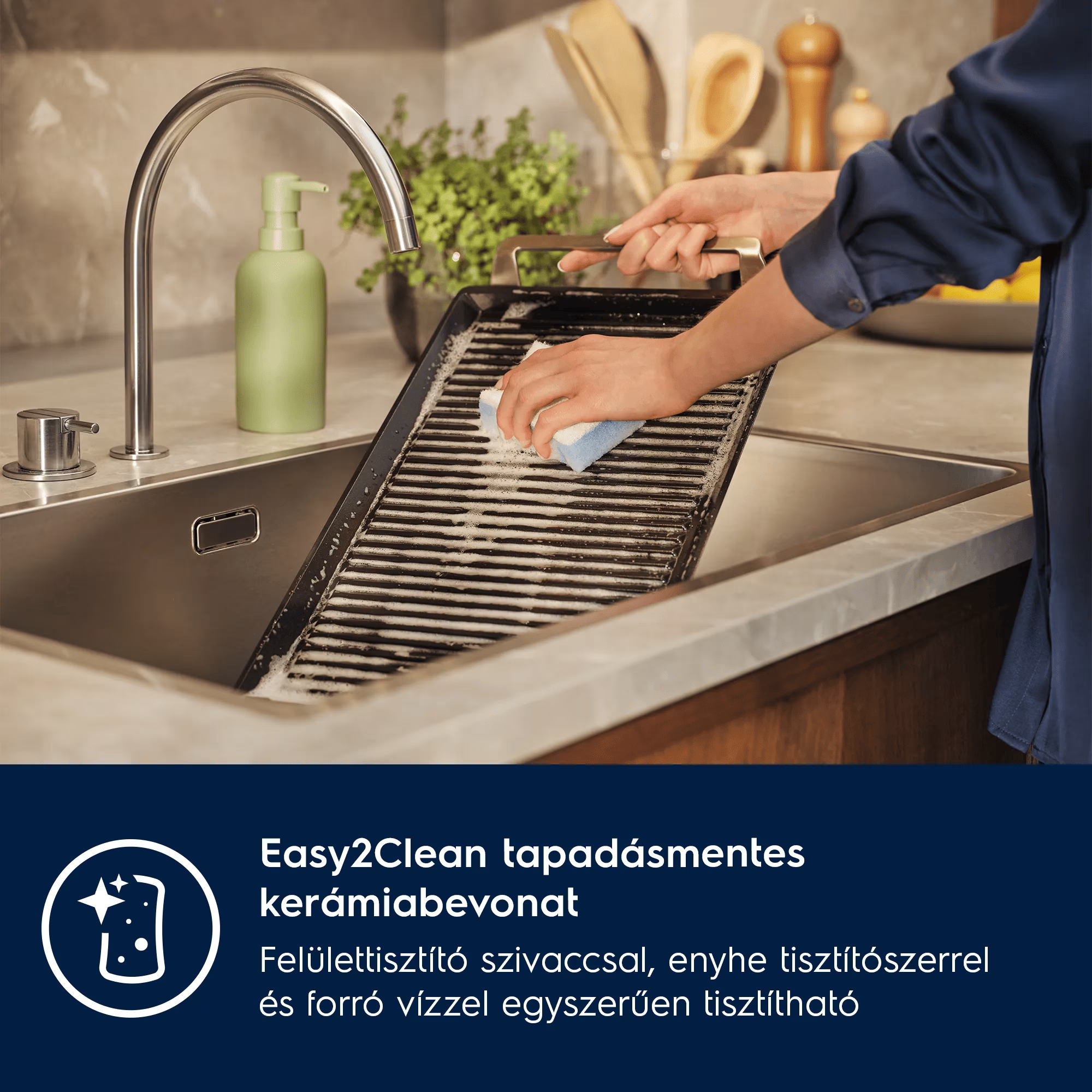 Személy bordás grilllapot tisztít kék szivaccsal egy mosogatóban.
