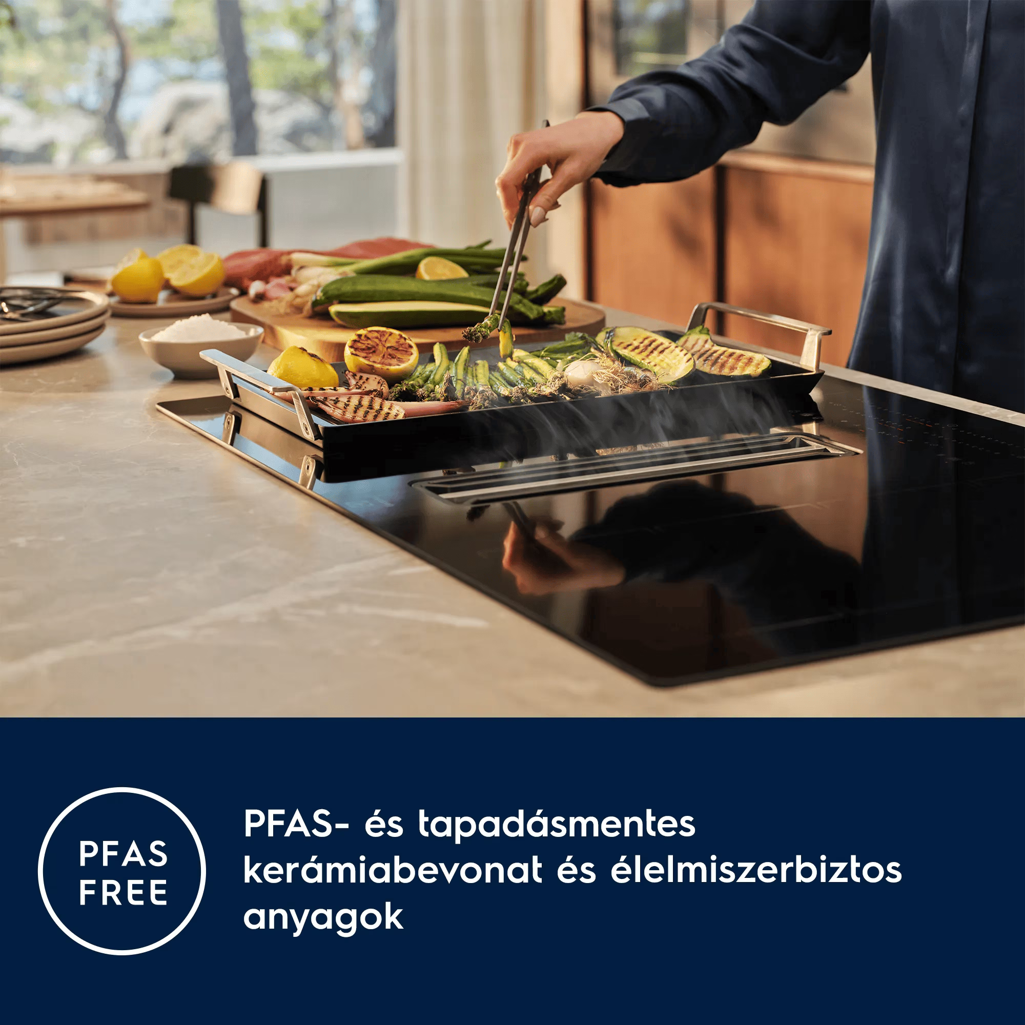 Egy személy zöldségeket grillez kerámiaserpenyőben egy modern főzőlapon.