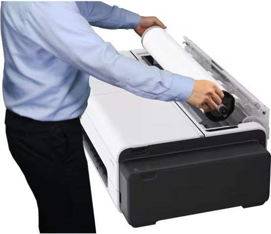 Ein Mann legt eine große Papierrolle in einen Plotter.