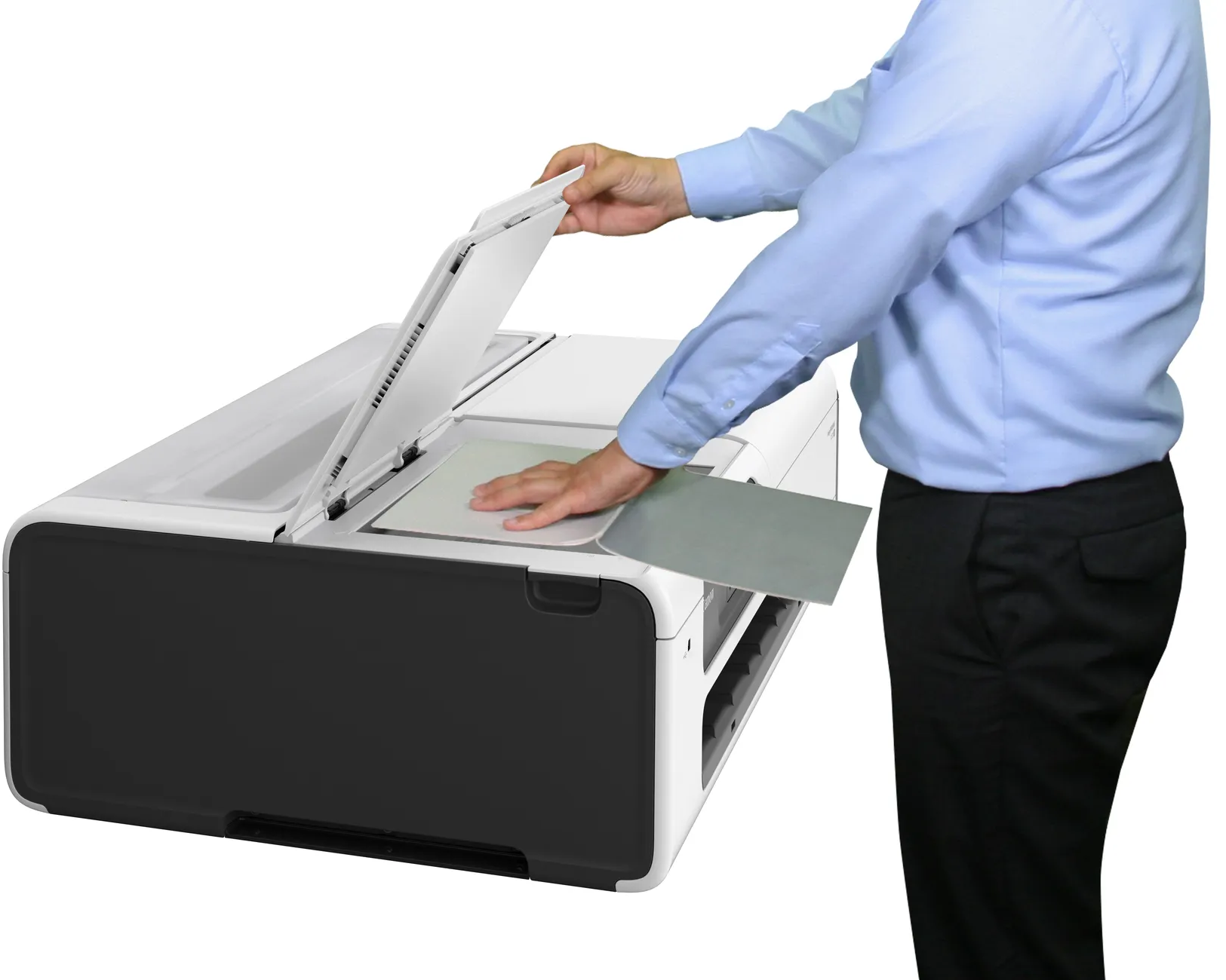 Ein Mann im hellblauen Hemd legt ein Dokument auf den Scanner eines großen schwarz-weißen Druckers.