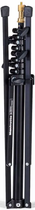 Un pied d'éclairage Manfrotto noir replié avec un goujon doré sur fond blanc.