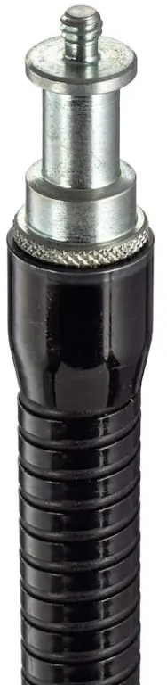 Un adattatore filettato argentato su un braccio metallico nero flessibile e scanalato su sfondo bianco.
