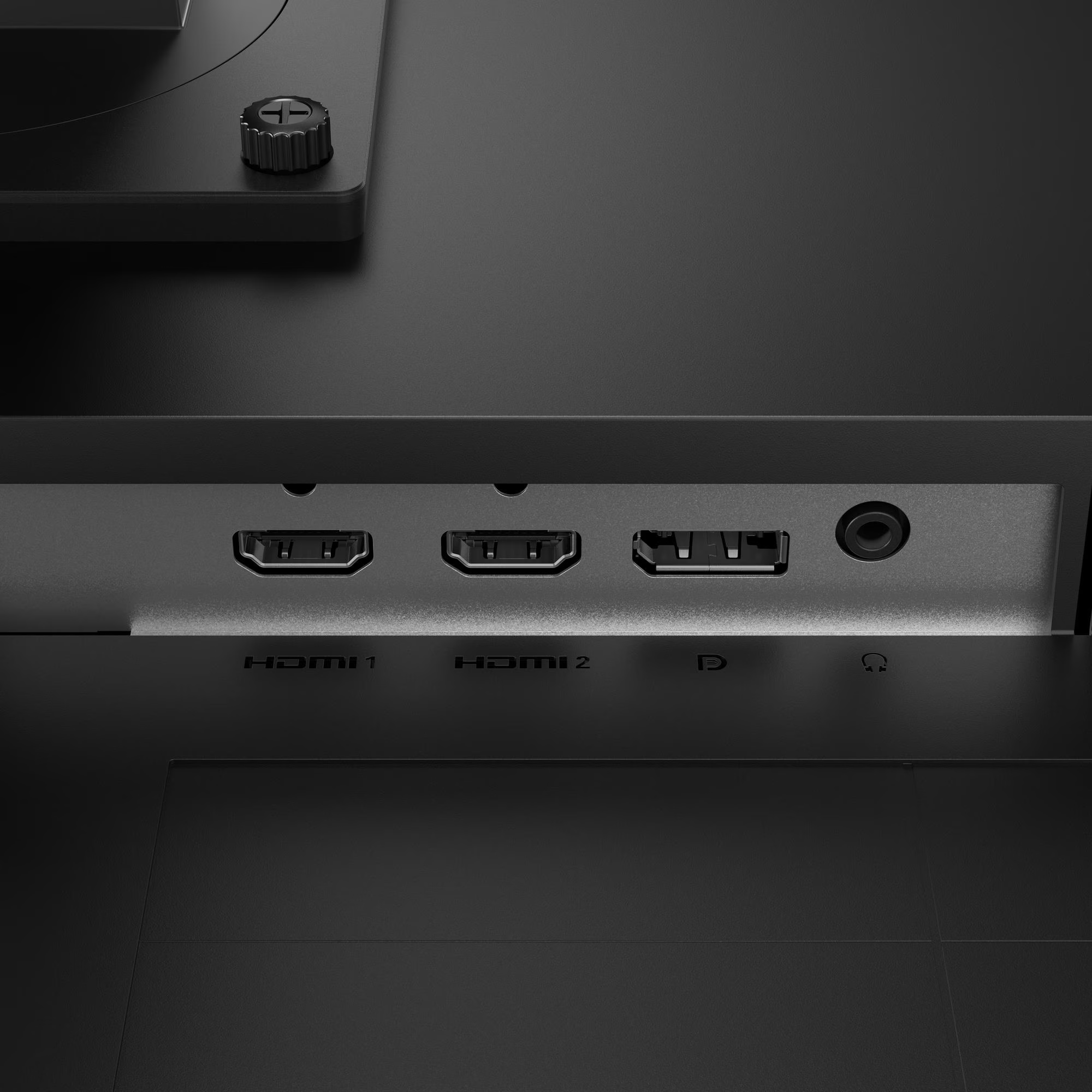 Fekete monitor hátlapja két HDMI porttal, egy DisplayPorttal és egy fejhallgató-csatlakozóval.
