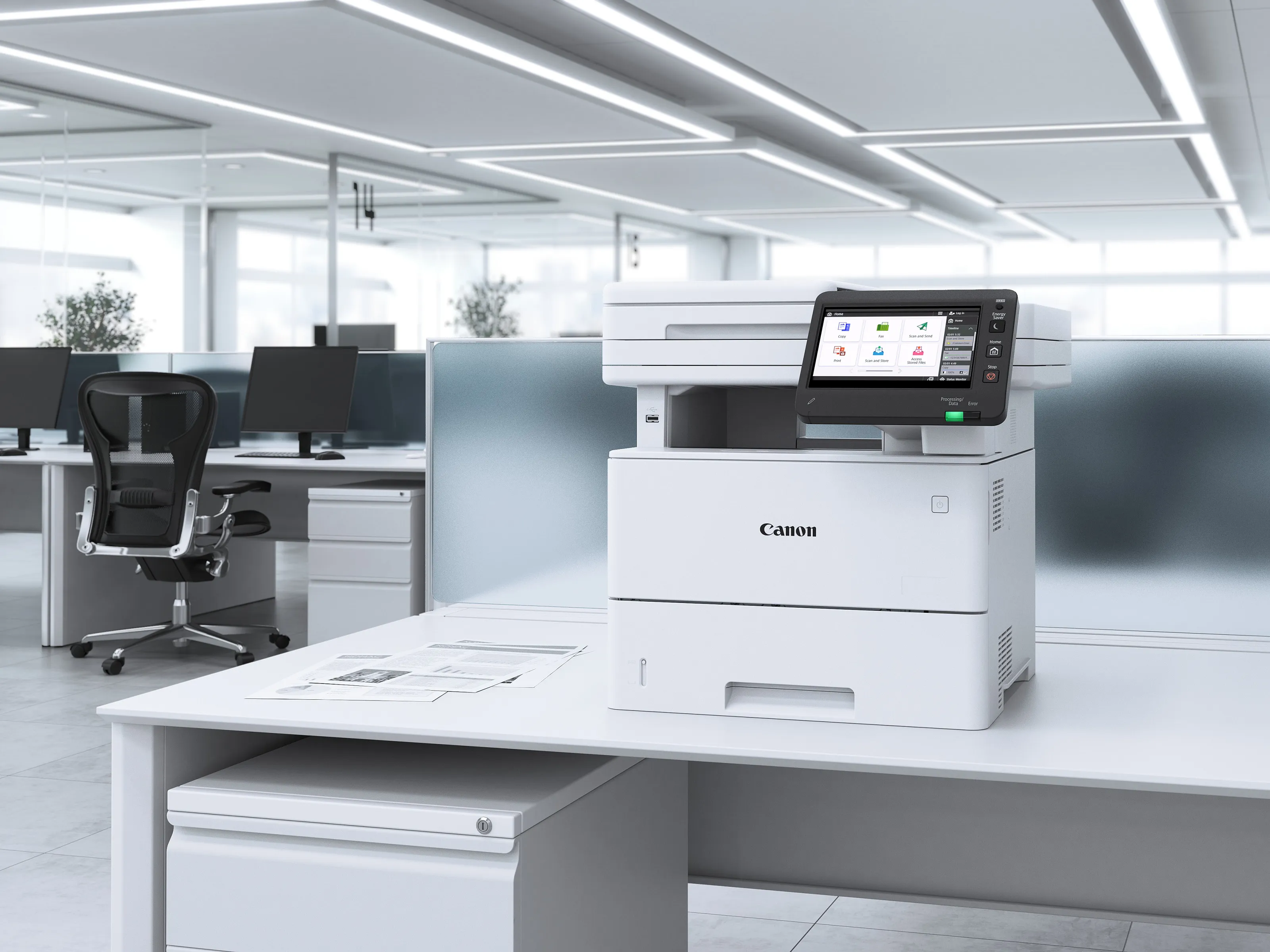 Ein weißer Canon Multif Drucker auf einem Schreibtisch in einem modernen, hellen Büro.