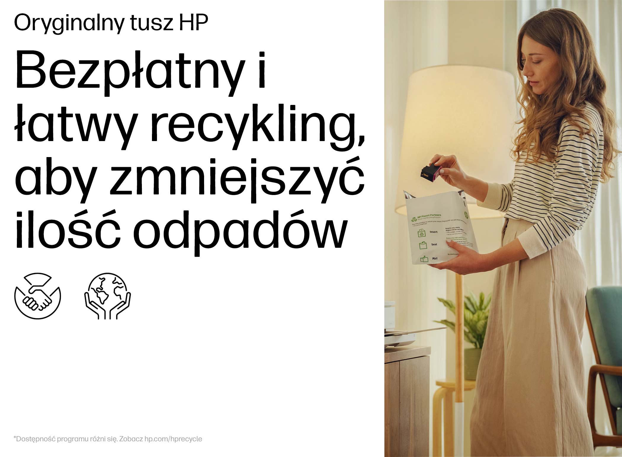 Kobieta w jasnym mieszkaniu wkłada wkład atramentowy do torby do recyklingu.