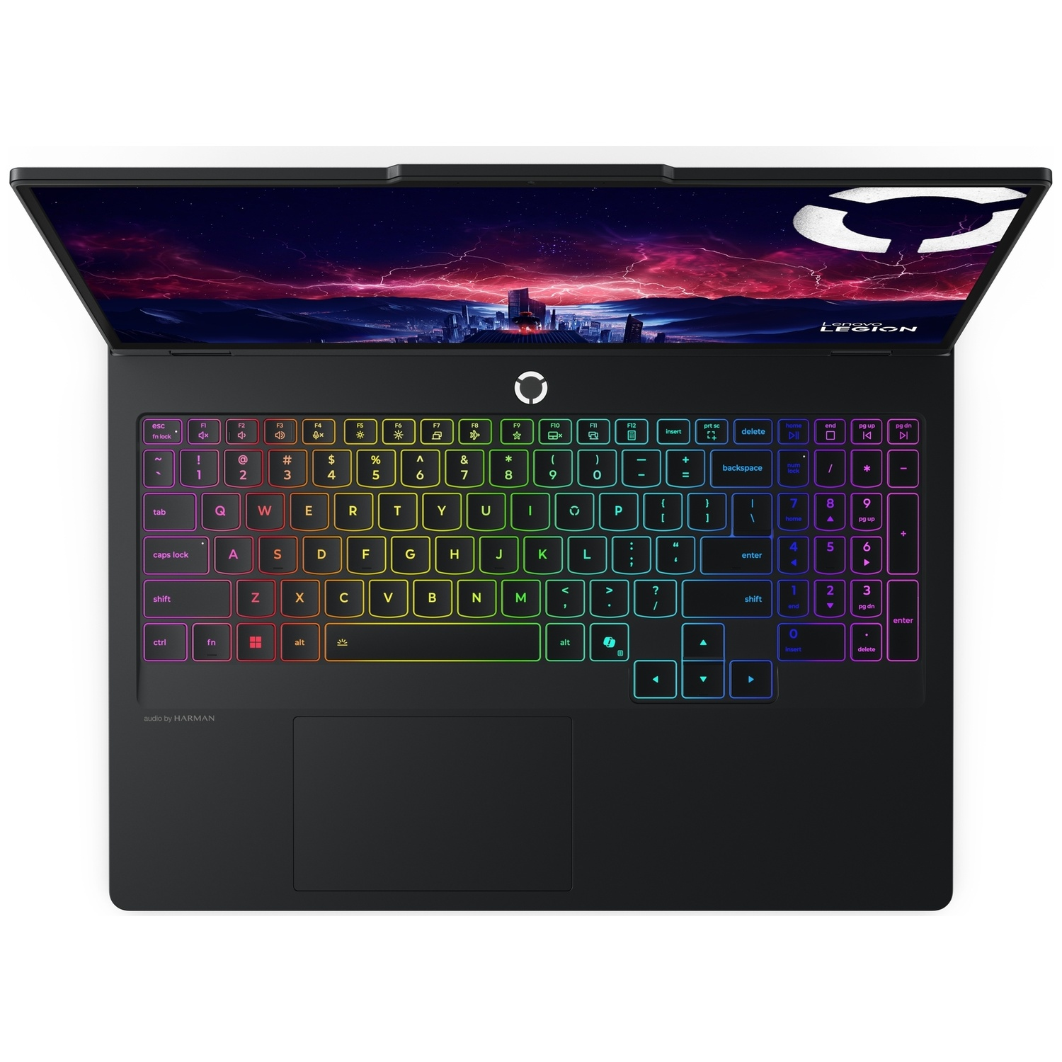 Un ordinateur portable noir avec clavier RGB rétroéclairé et écran affichant une ville orageuse.