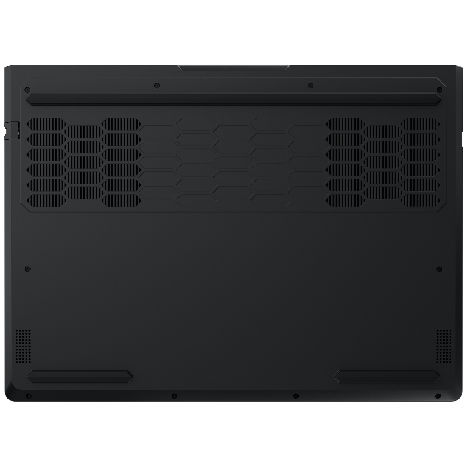 Vue inférieure d'un ordinateur portable noir, montrant des grilles d'aération et des vis.