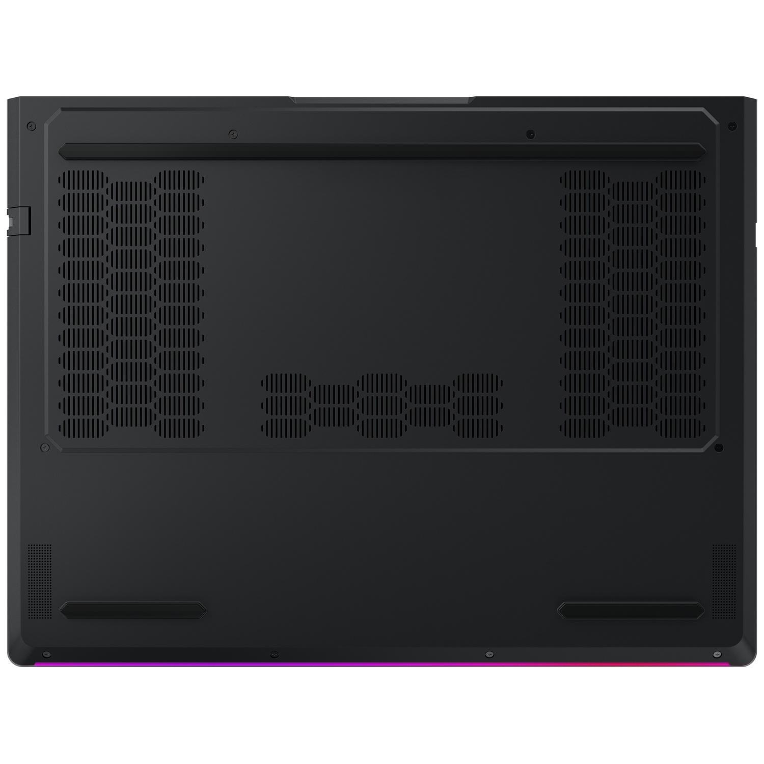 Vue de dessous d'un ordinateur portable noir avec de grandes grilles de ventilation, des pieds en caoutchouc et une bande lumineuse RGB.
