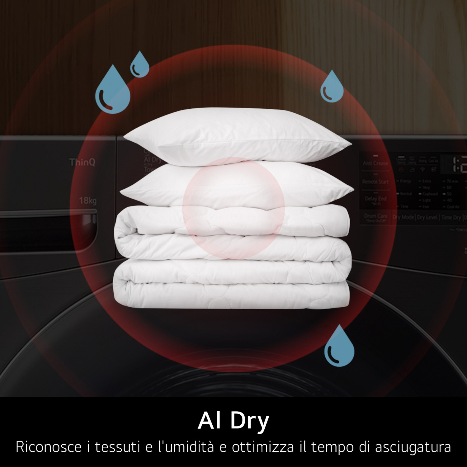 Pila di cuscini e piumoni bianchi davanti a una lavatrice, circondati da icone di gocce d'acqua.