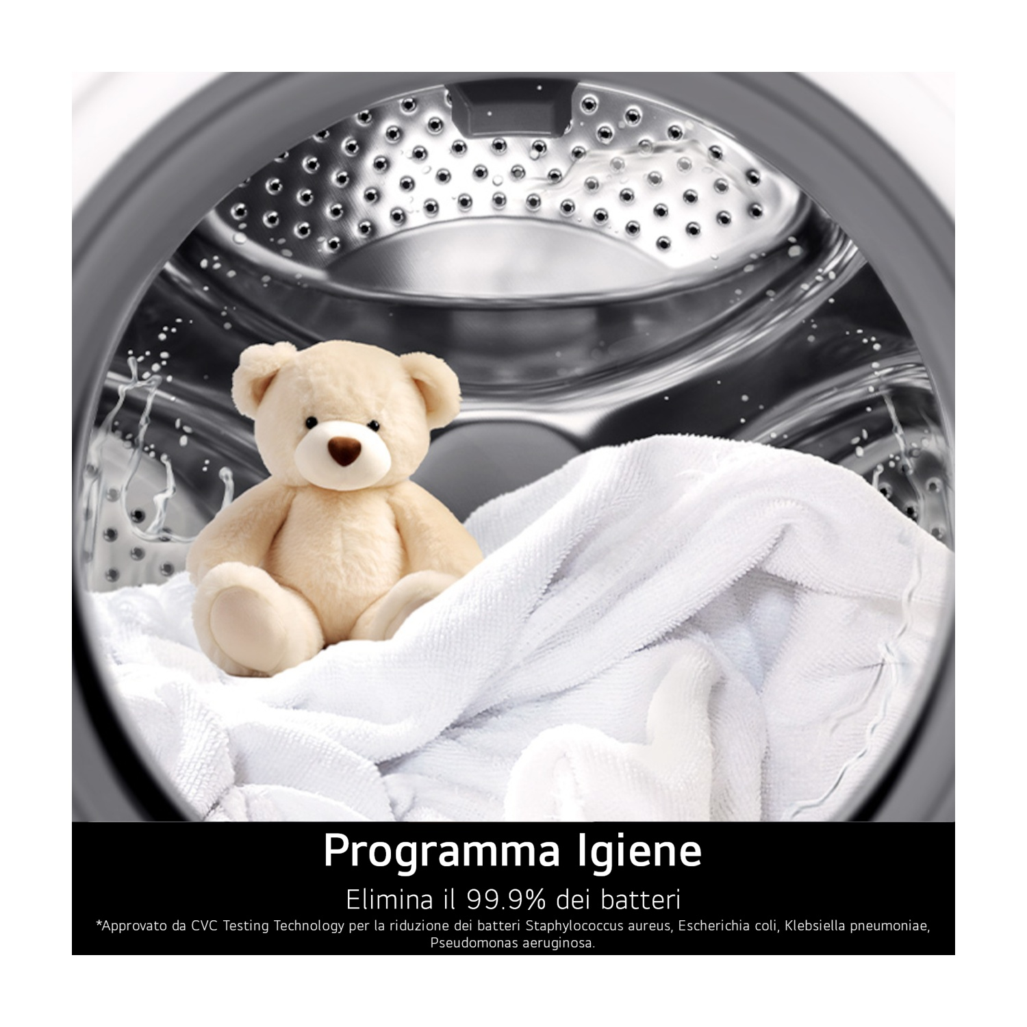 Un piccolo orsetto di peluche beige siede con biancheria bianca nel cestello di una lavatrice.