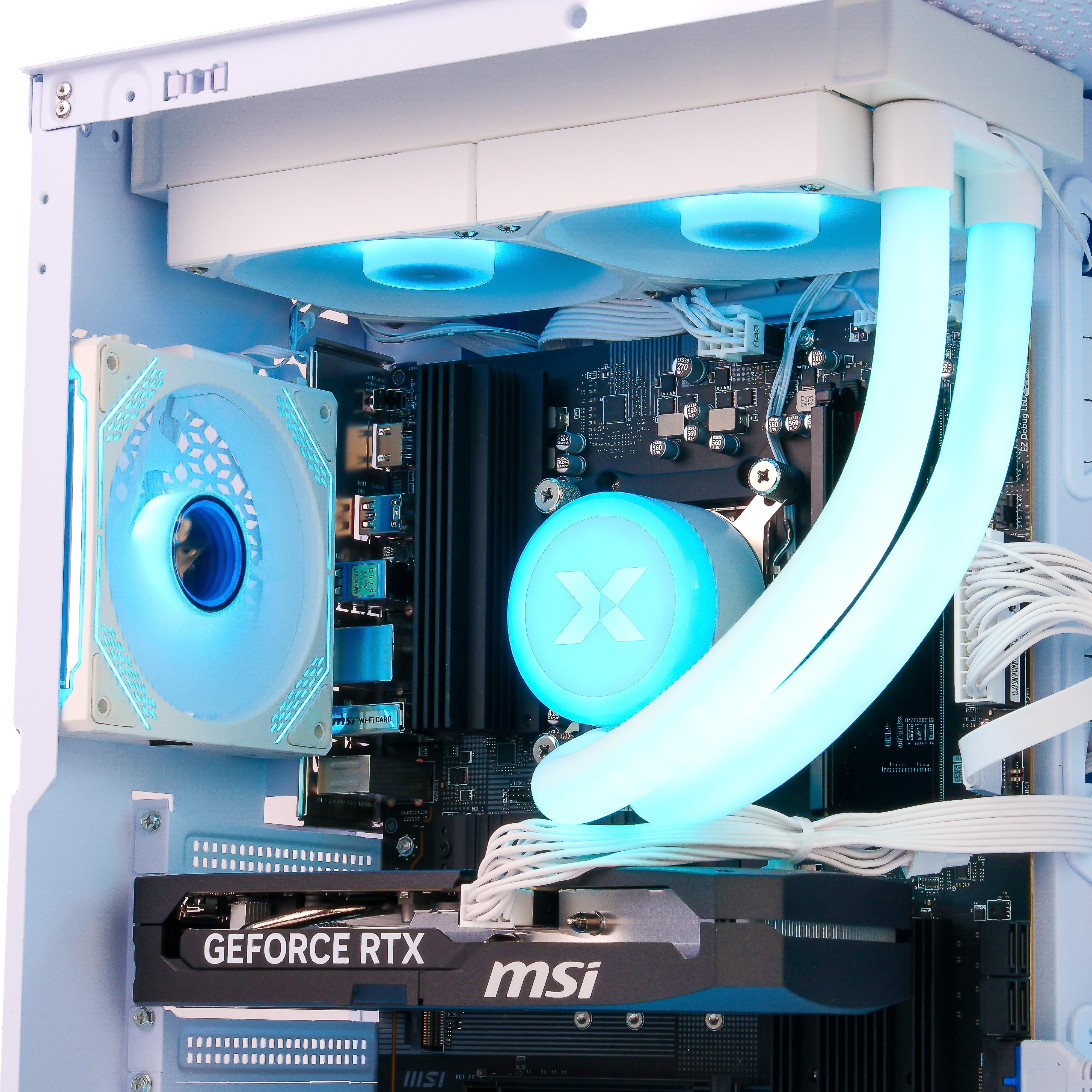 PC-Innere mit leuchtend blauen Lüftern, Wasserkühlung mit X-Logo und MSI GeForce RTX Grafikkarte.