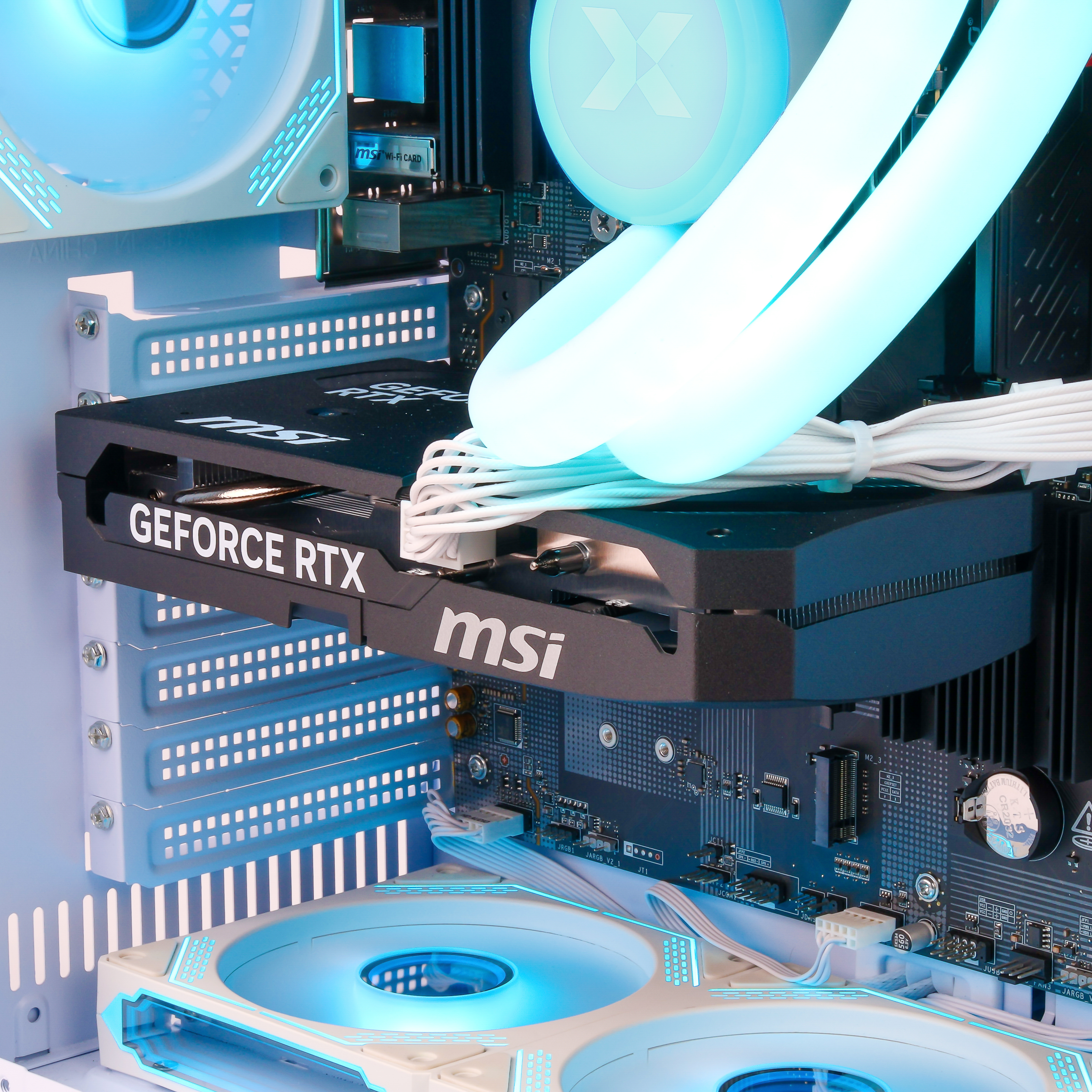 Ein detaillierter Blick in einen PC mit leuchtend blauen Komponenten und einer MSI GeForce RTX Grafikkarte.