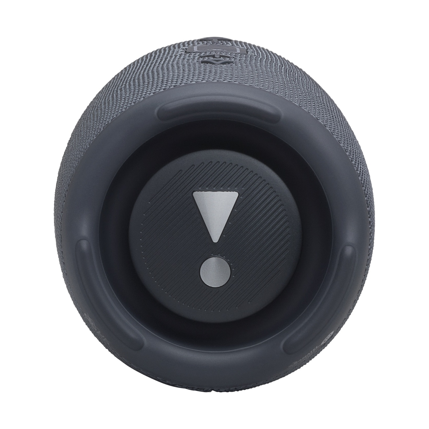 Un altoparlante wireless nero con corpo in rete strutturata e radiatore per bassi circolare con logo a punto esclamativo.