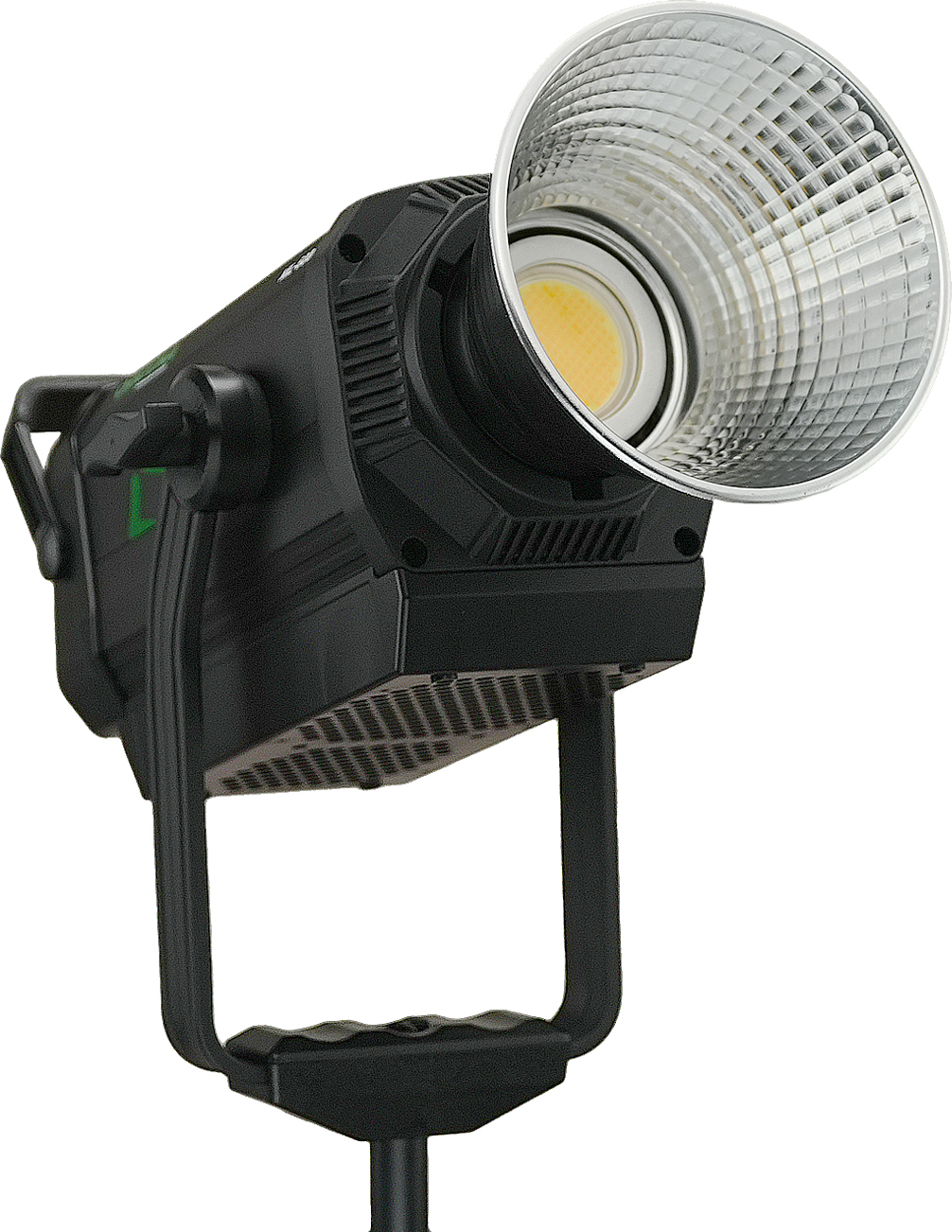 Un faretto da studio nero con riflettore argentato e luce LED gialla su supporto contro uno sfondo bianco.