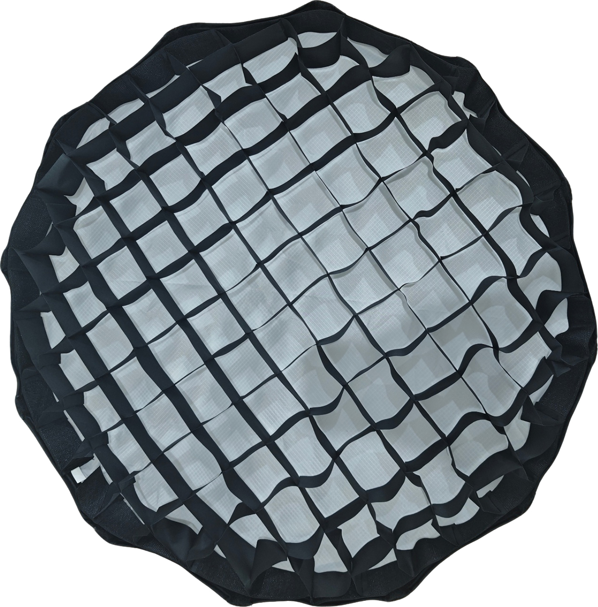 Schwarzes Wabengitter für Studioblitz-Softbox auf weißem Hintergrund.