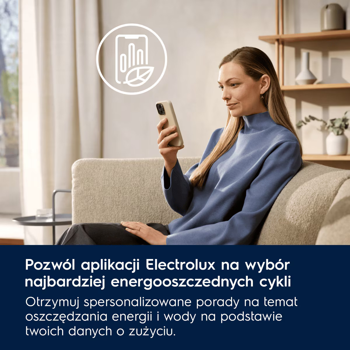 Blond kobieta w niebieskim swetrze siedzi na kanapie, patrząc w smartfon.