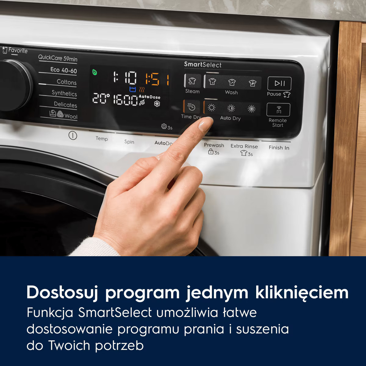 Dłoń dotyka panelu sterowania SmartSelect białej pralki.