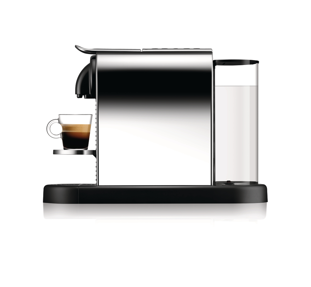 Moderne Kaffeemaschine in Silber und Schwarz mit gefüllter Tasse und Wassertank auf weißem Grund.