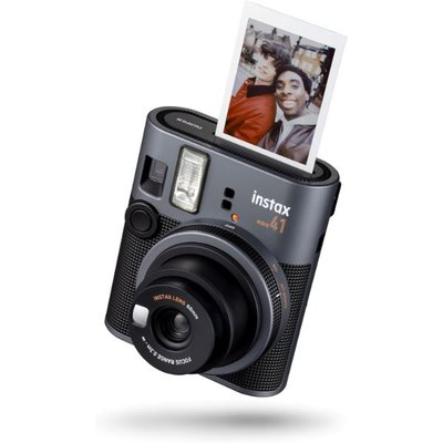 İki gülümseyen kişinin basılı fotoğrafının çıktığı gri renkli bir Instax Mini anlık kamera.