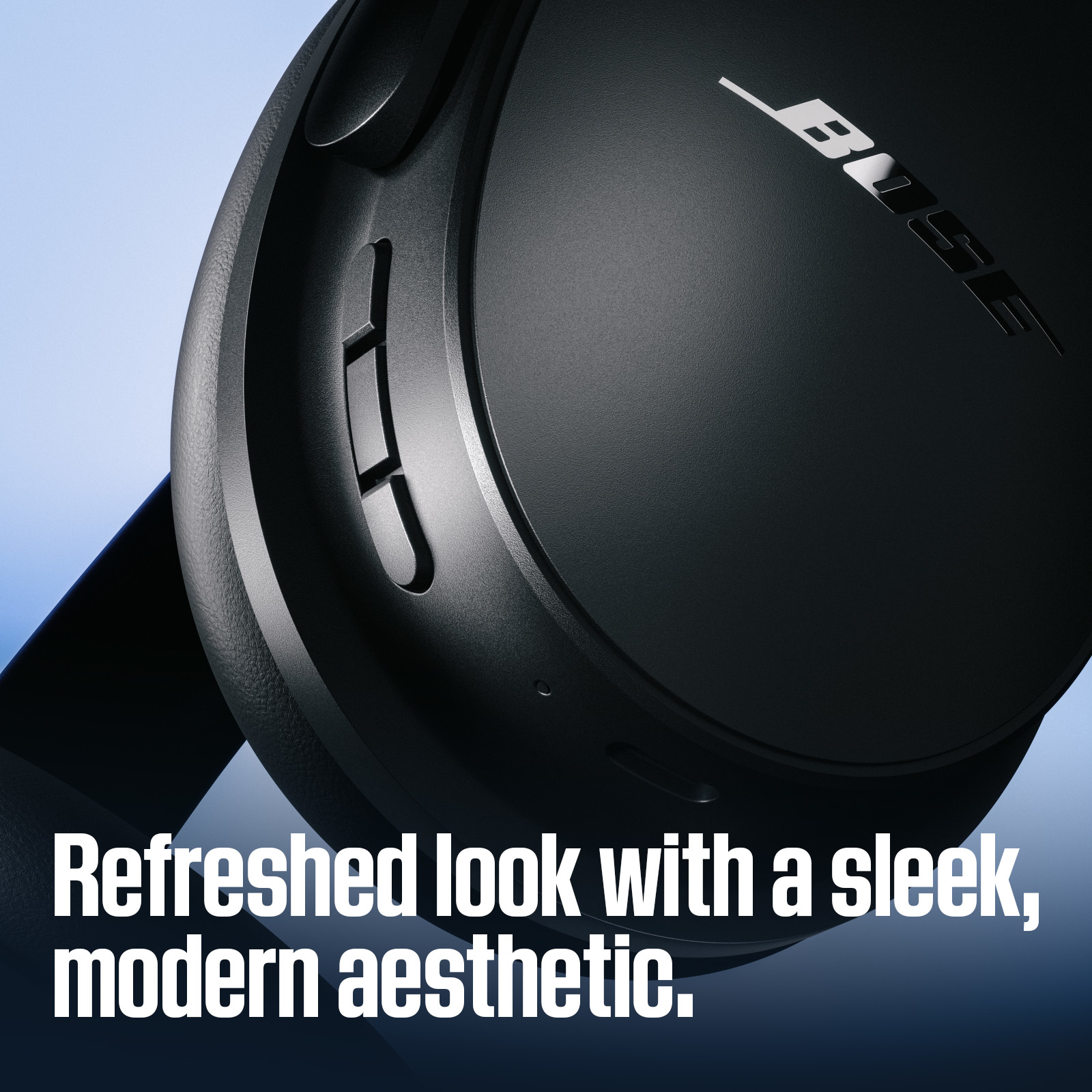 Gros plan d'un casque noir Bose au design élégant sur fond bleu.