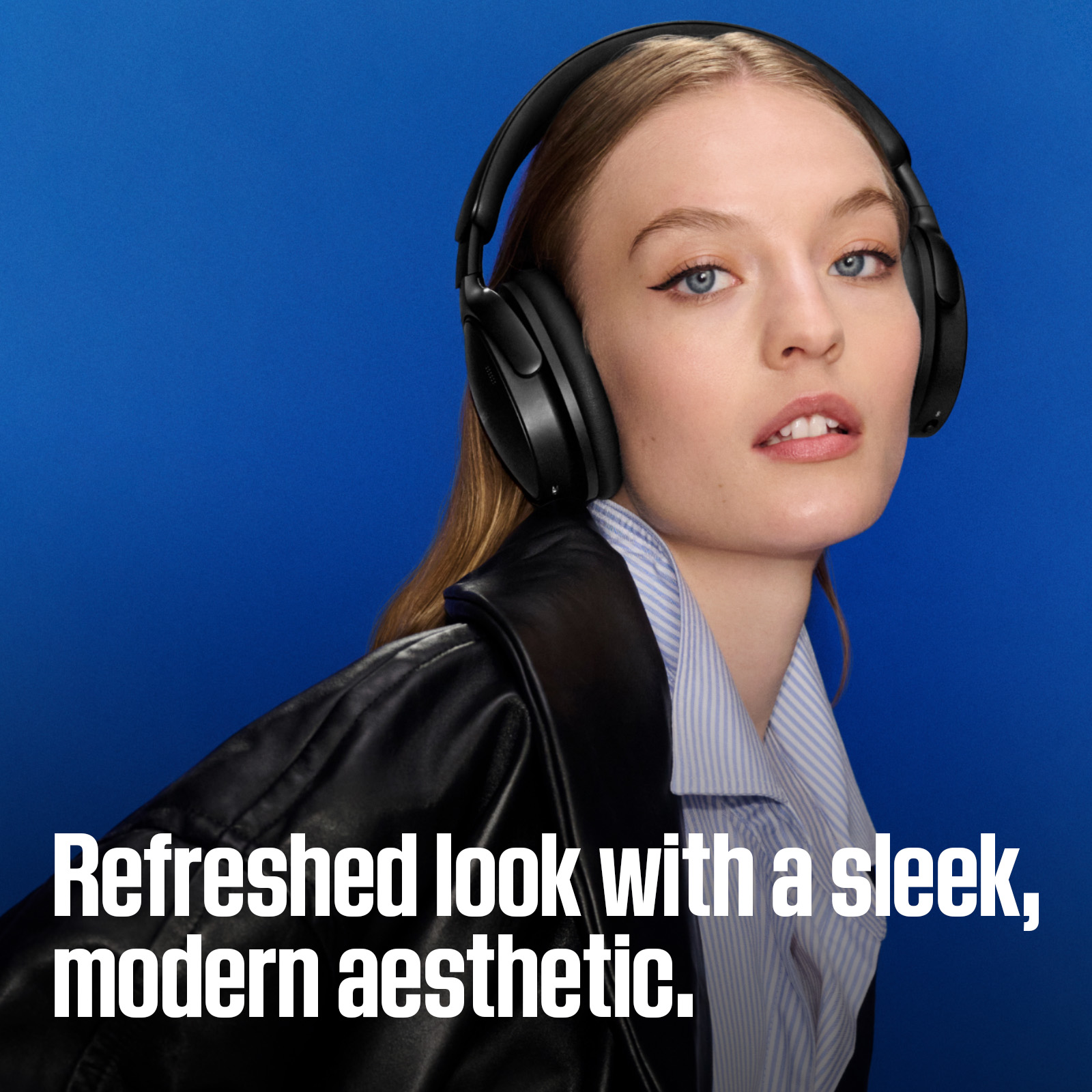 Femme portant un casque noir sur fond bleu avec du texte sur un look moderne.