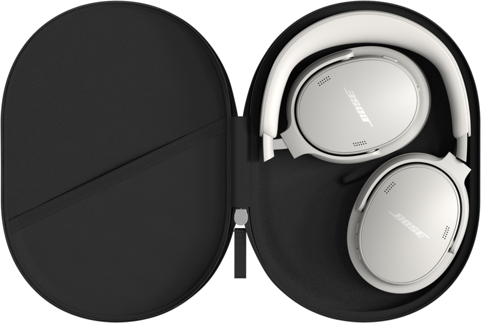 Casque Bose blanc rangé soigneusement dans un étui rigide noir ouvert.