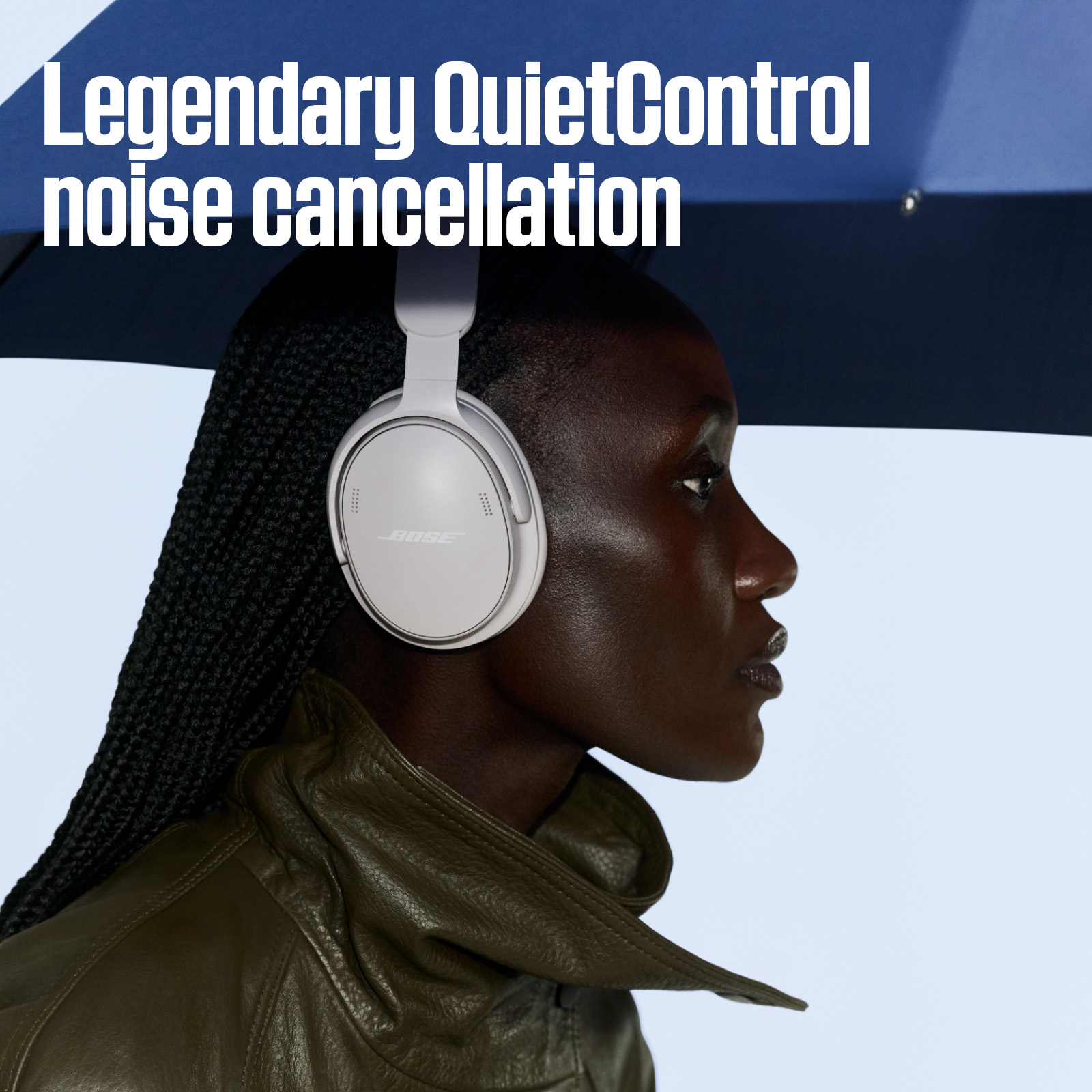 Femme portant un casque blanc sous un parapluie bleu, avec du texte publicitaire