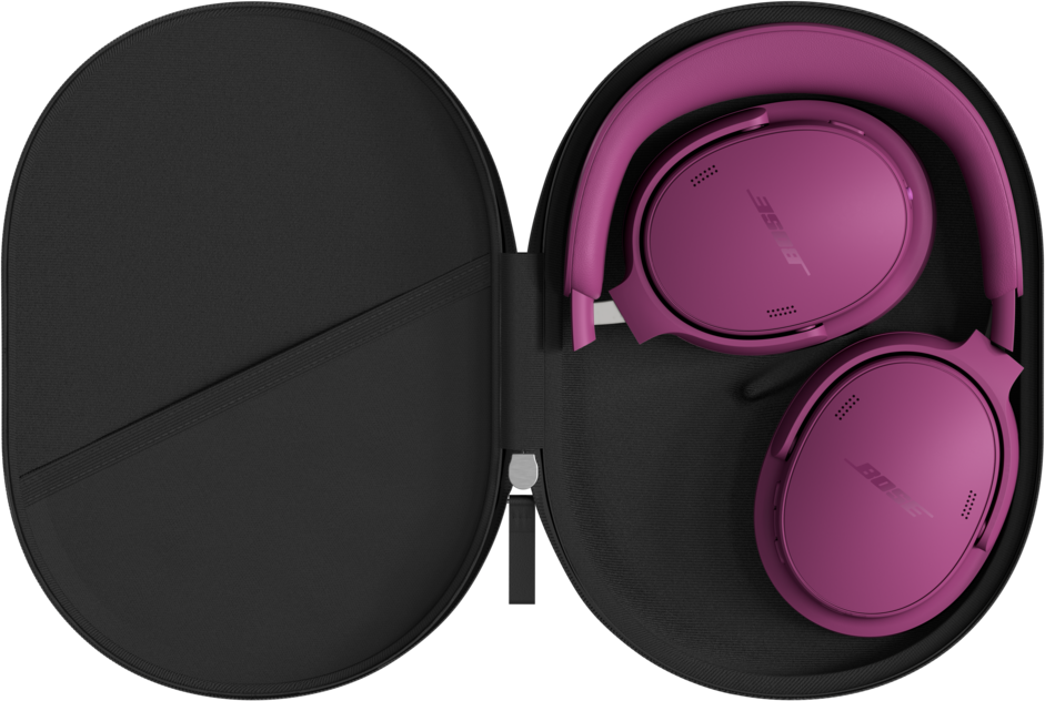 Casque Bose violet plié soigneusement dans un étui de voyage noir.