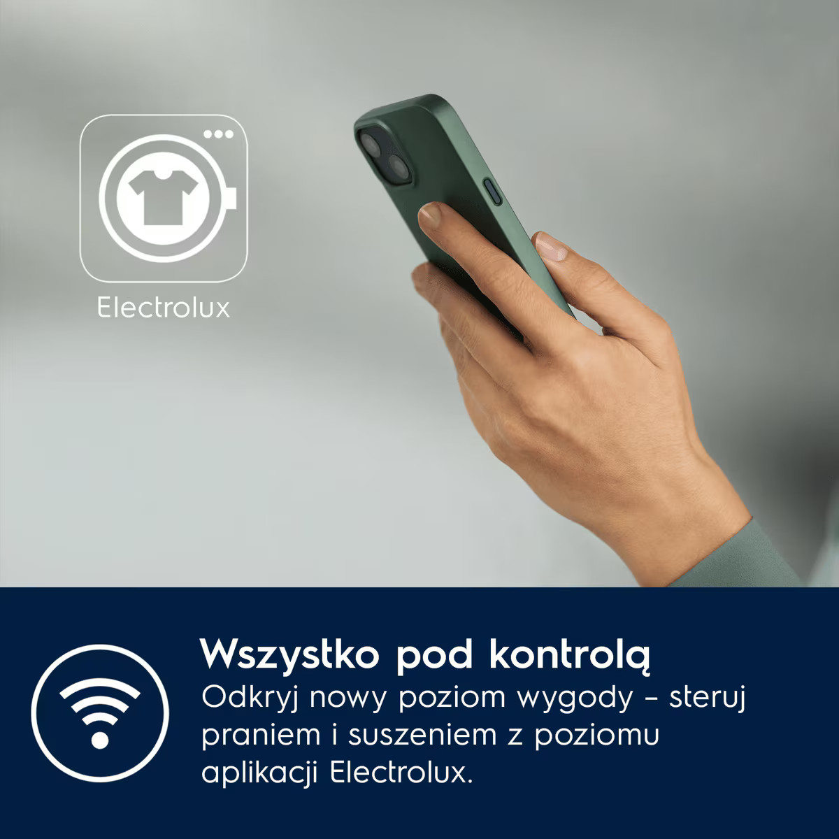 Ręka trzyma zielony smartfon, obok ikona aplikacji Electrolux i polski tekst na niebieskim tle.