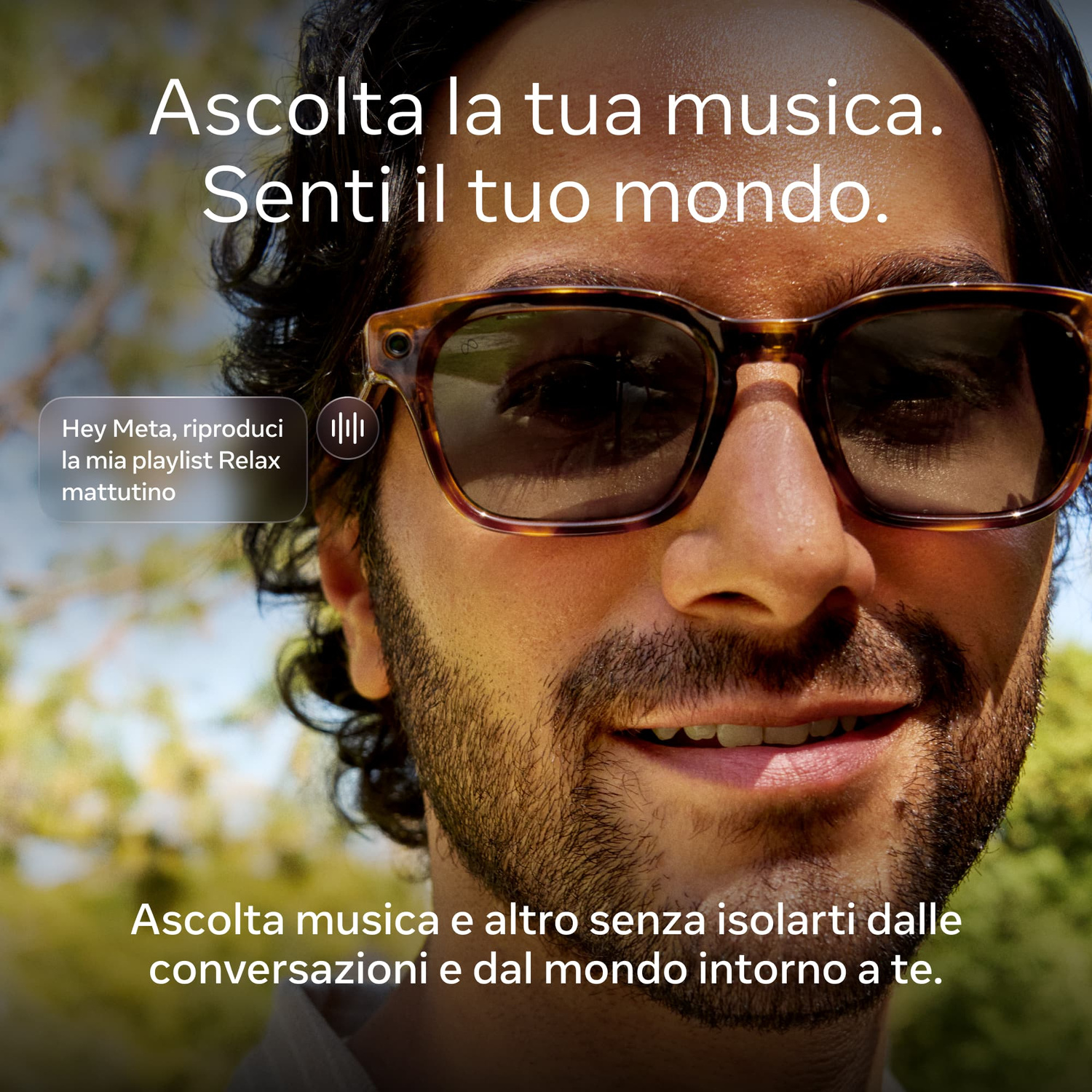 Un uomo con capelli scuri e barba indossa occhiali da sole smart. Testo promozionale in italiano.