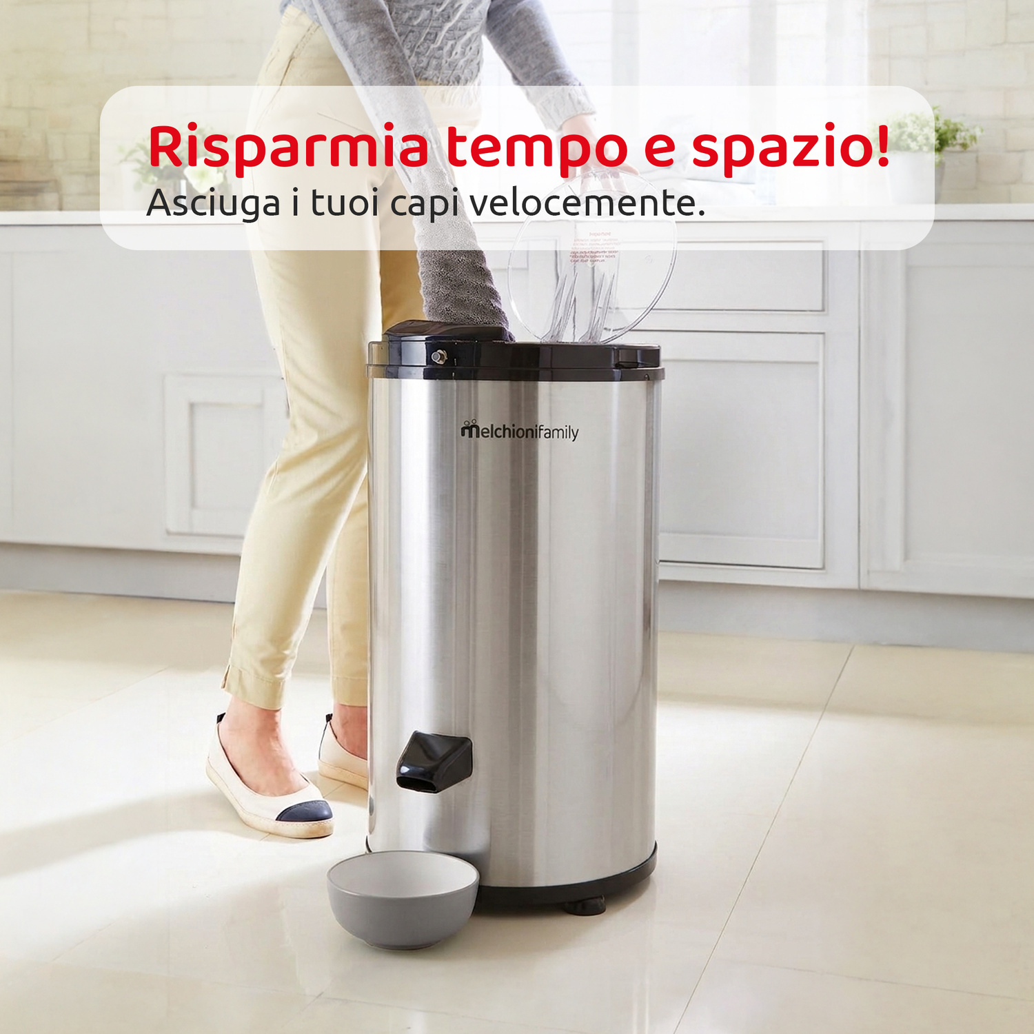 Una persona carica i vestiti in una centrifuga in acciaio inox in una cucina luminosa con testo promozionale.