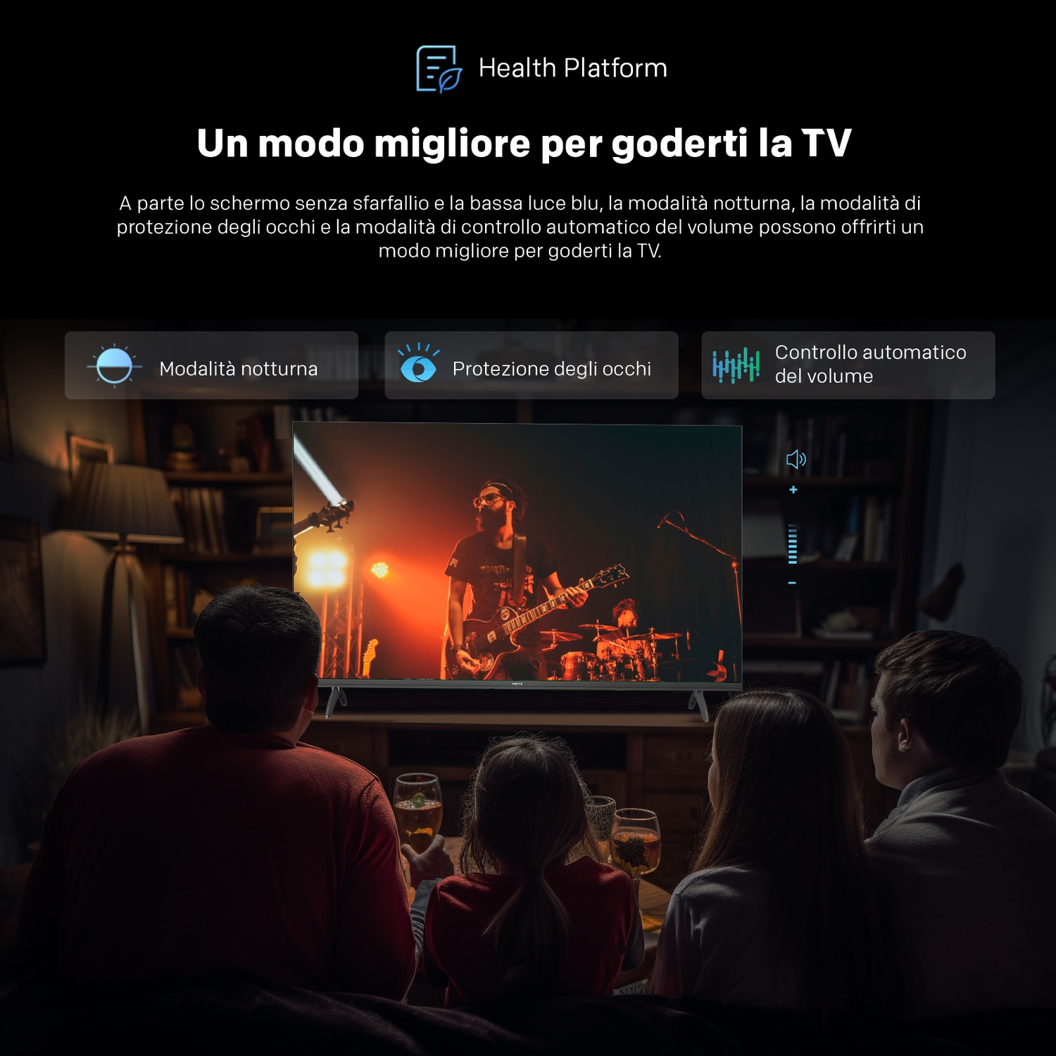 Una famiglia guarda la TV in un soggiorno buio, con grafica e testo della piattaforma di salute sopra lo schermo.