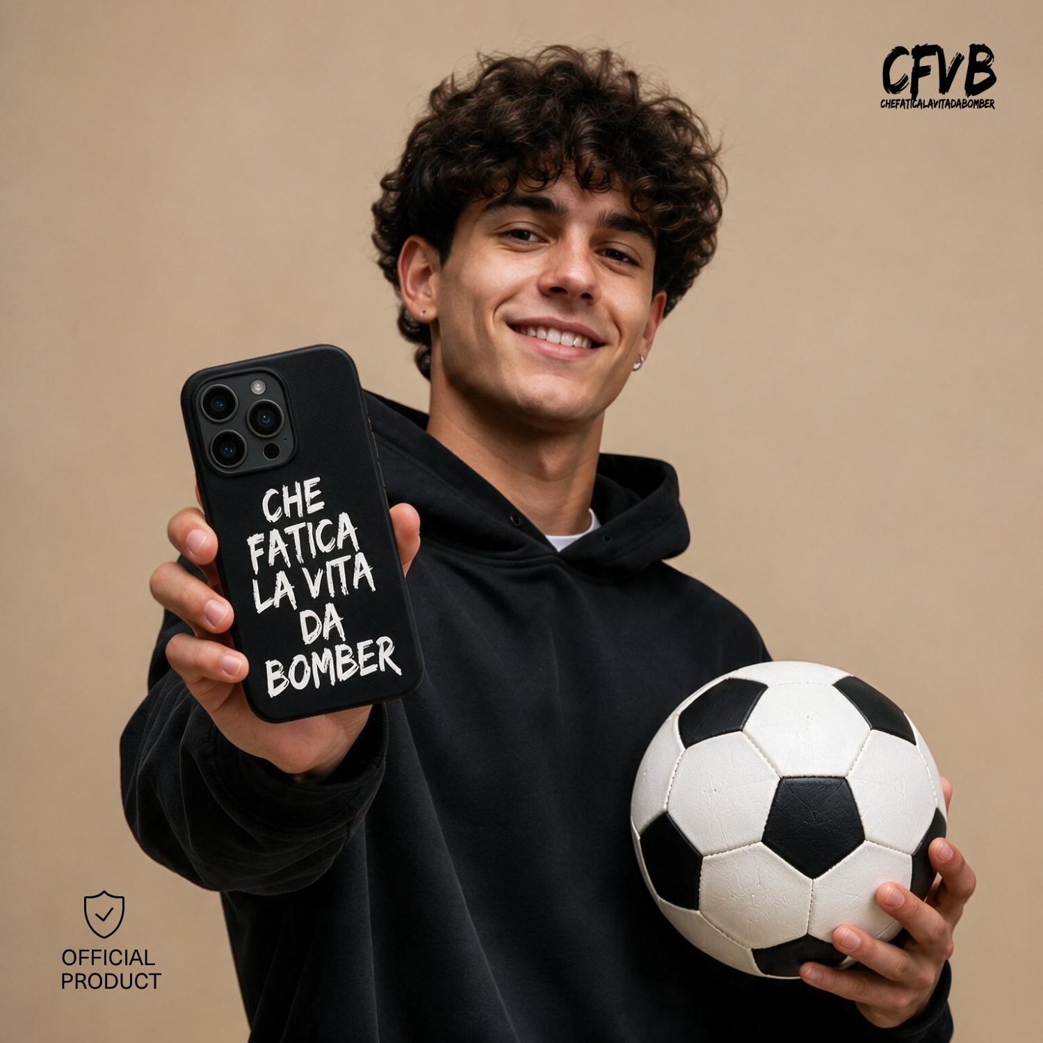 Un giovane sorridente con felpa nera mostra un pallone da calcio e una cover con scritta su sfondo beige.