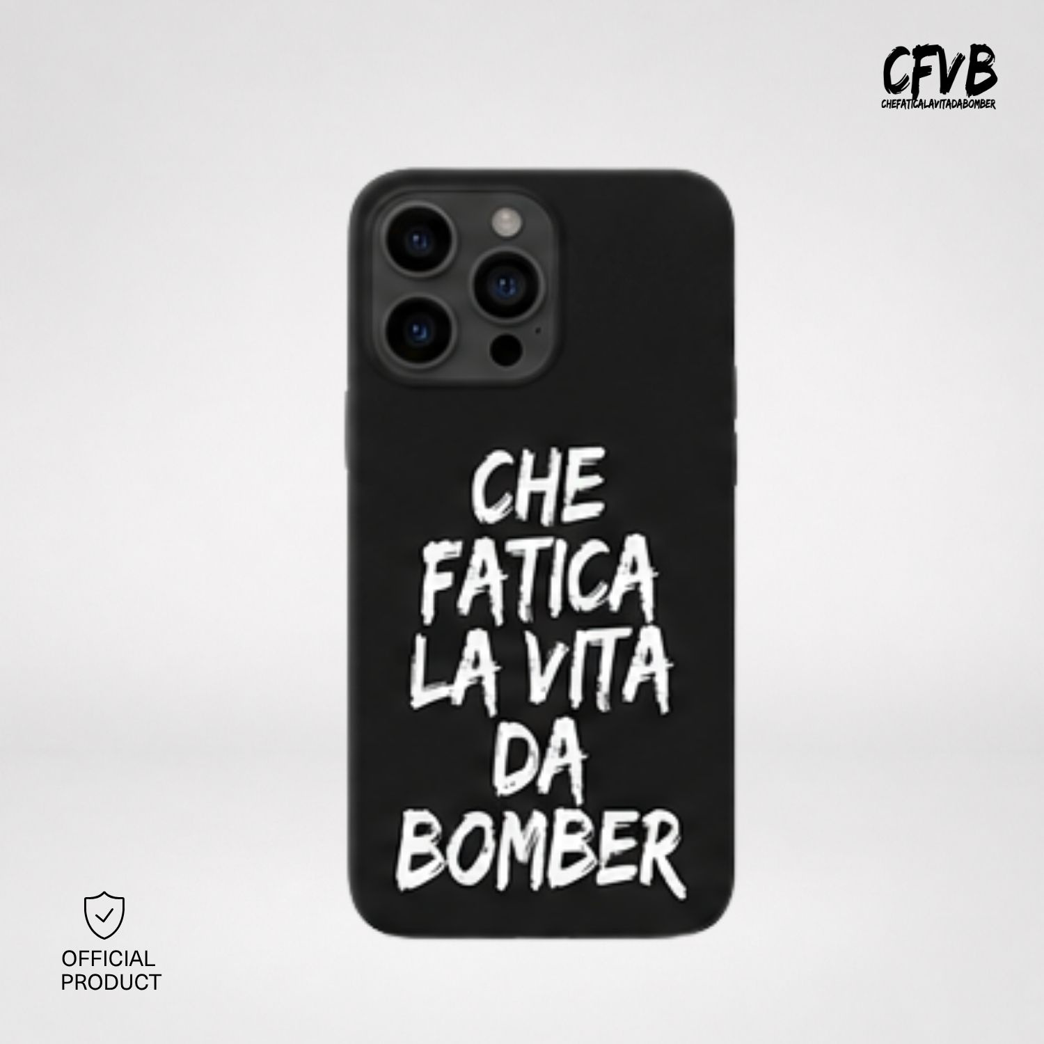 Cover per cellulare nera con scritta bianca CHE FATICA LA VITA DA BOMBER su sfondo bianco.