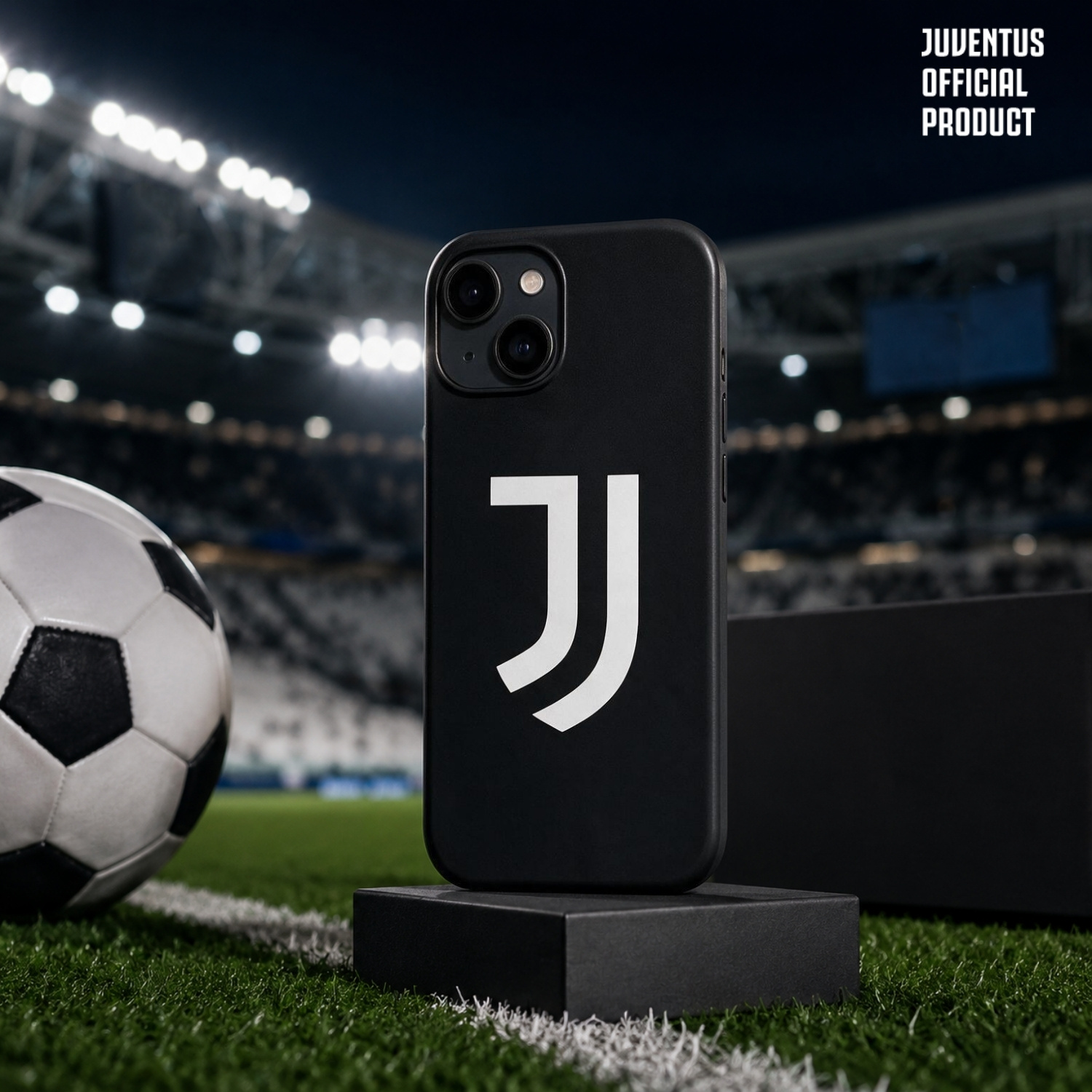 Cover per telefono Juventus nera su supporto a bordo campo vicino a un pallone.