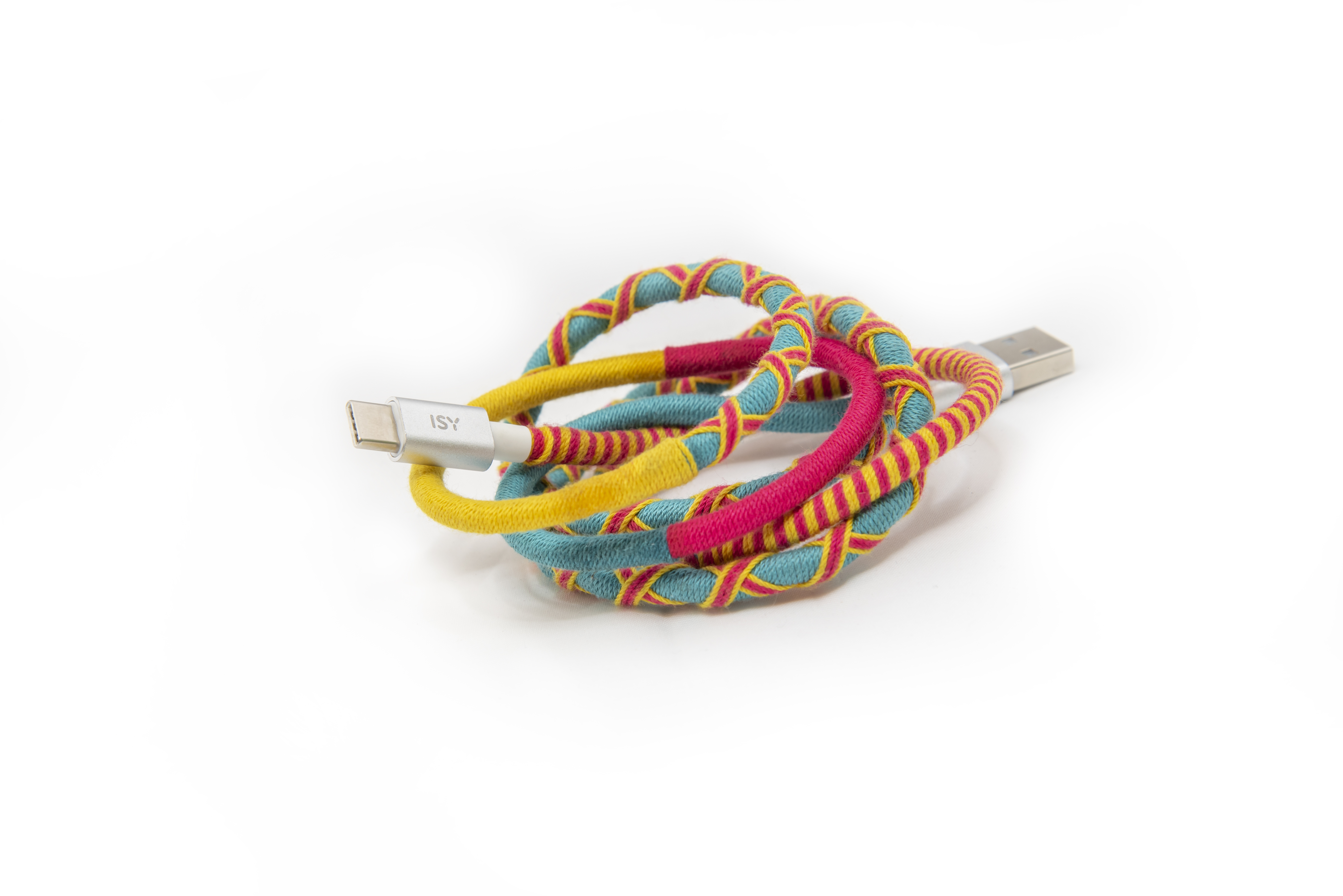 Ein bunt geflochtenes USB-Kabel in Gelb, Pink und Blau liegt auf einer weißen Oberfläche.
