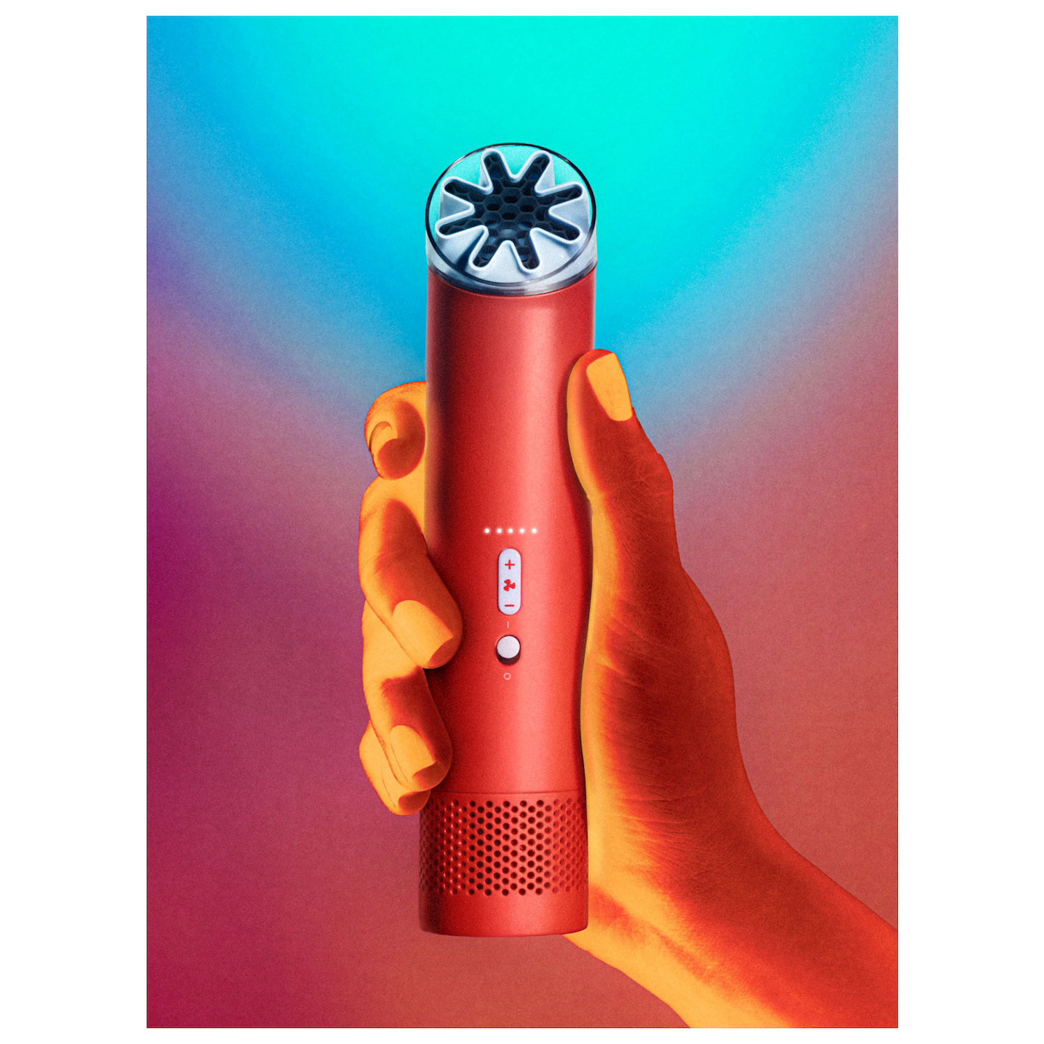 Una mano tiene in mano un dispositivo cilindrico rosso con pulsanti e un beccuccio a stella su sfondo blu-viola.