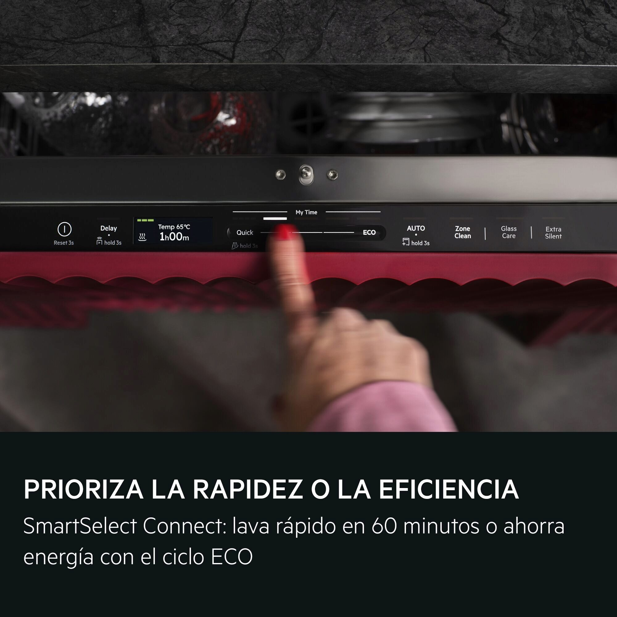 Una mano toca el panel de control táctil negro de un lavavajillas.