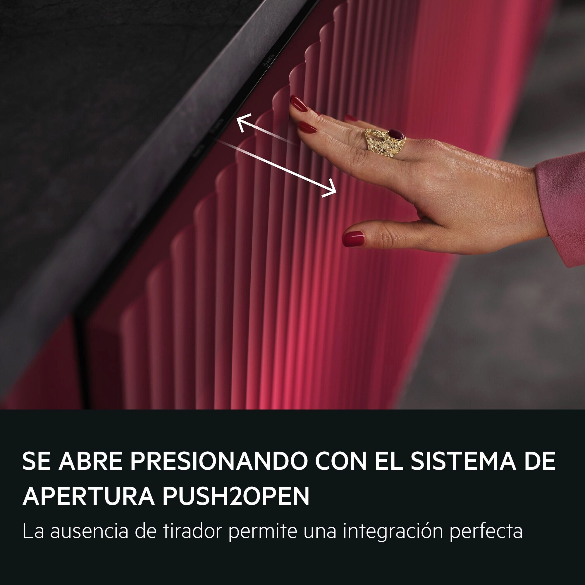 Mano con anillo presiona puerta de armario rosa estriada con apertura push-to-open.