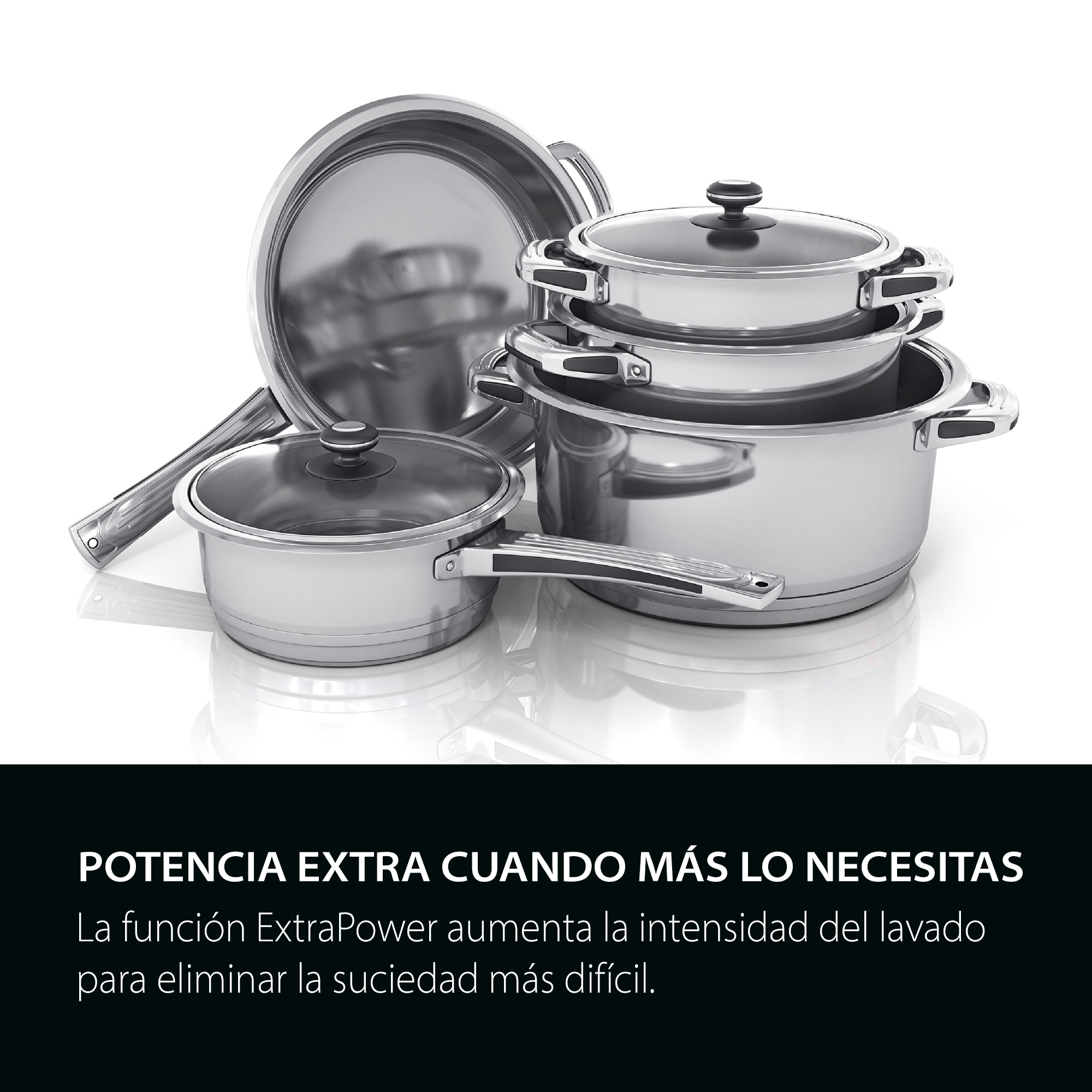 Un juego de ollas y sartenes de acero inoxidable brillante con tapas de vidrio sobre fondo blanco y texto publicitario negro.