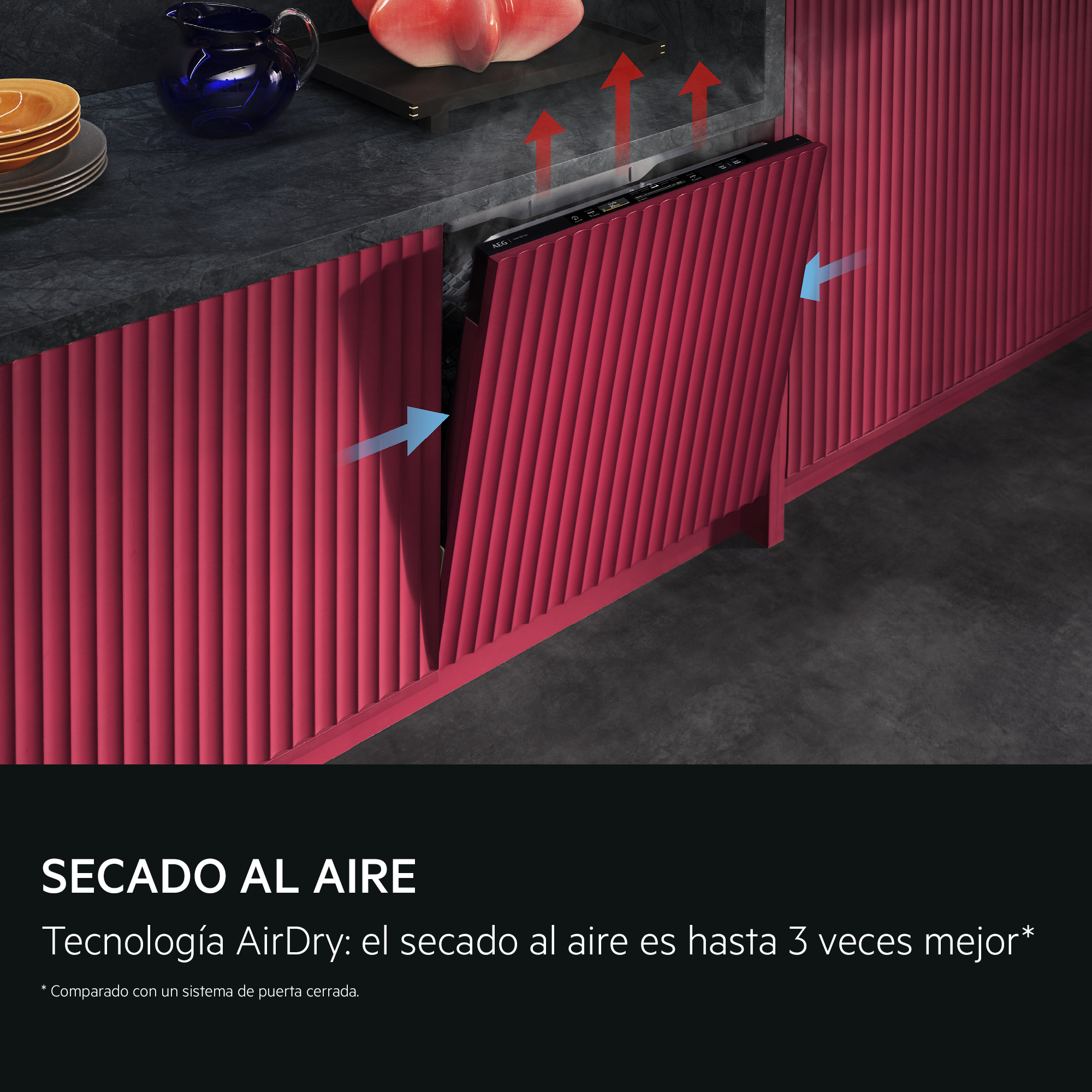Un lavavajillas rosa en una cocina se abre automáticamente para el secado al aire, indicado con flechas rojas y azules.